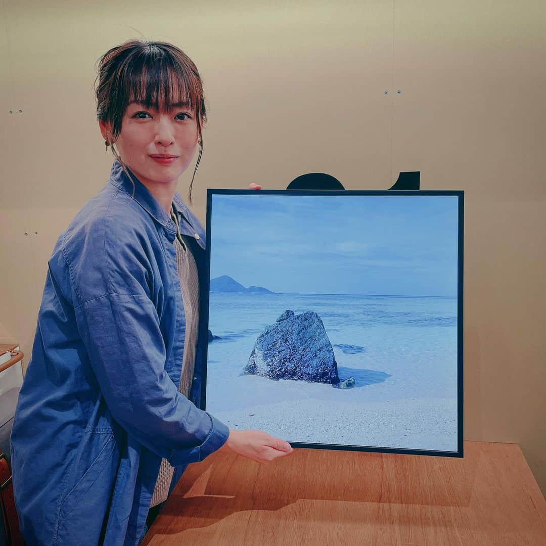 脇田唯のインスタグラム：「🖼  窓ってワクワクしますよね！ 車窓から見る景色が好きです。  実家の天窓から見える 四角い青空も好き。  こちらの四角い『窓』 実は画面なんです！  LandSkipさんの バーチャルウィンドウ🪟  https://landskip.co.jp  画面に映ってるとは思えないほど キラキラと美しい景色や、 絵画のテクスチャーが分かるくらい 鮮明なアート作品、 お店のメニューやご案内など、 用途は無数！！  外になかなか行けないコロナ禍。 この『窓』を眺めて 遠くの街の風景や 美術、芸術に触れられるのって、 素敵ですね。  病院などで寝たきりの方や、 治療に時間を要し、 退屈な時間がある患者さんのために 導入されてる病院もあるとか！  今は企業や会社さんだけみたいですが、個人のお家でも導入したら、楽しそう！！  夢は膨らみますね！  オシャレなロケ地はこちら CONTACT  https://contact-sapporo.com/」
