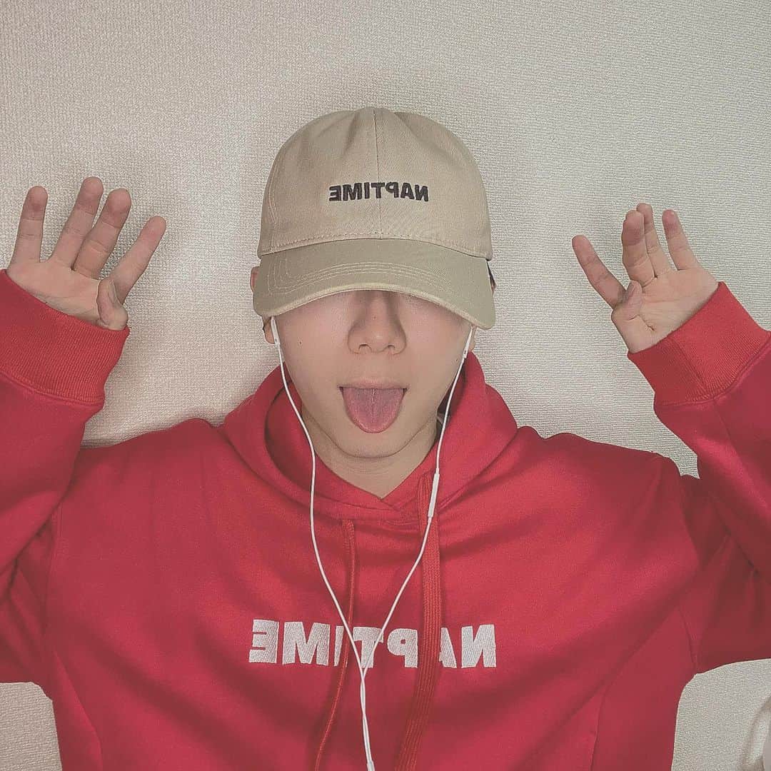 横山統威のインスタグラム：「べろべろばー。」