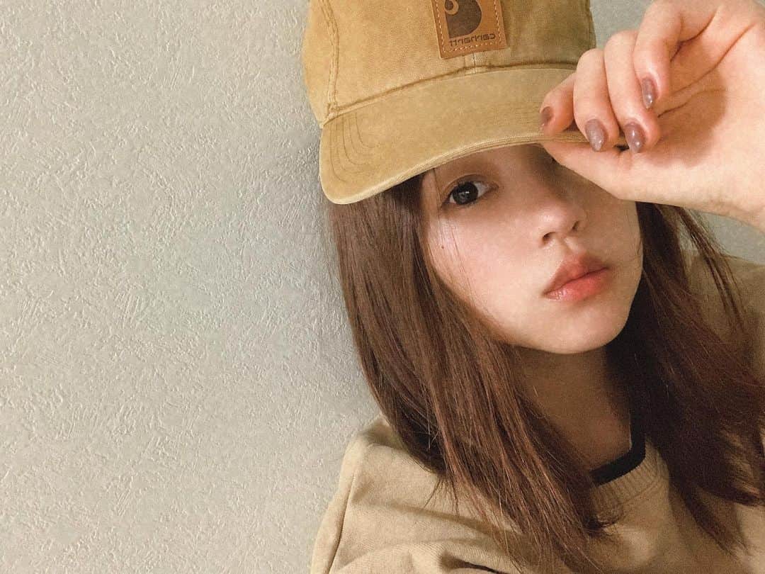 高木悠未のインスタグラム：「女性も男性もキャップが似合ってるととても惹かれる🧢  異性の惹かれる時ってどんなとき？」