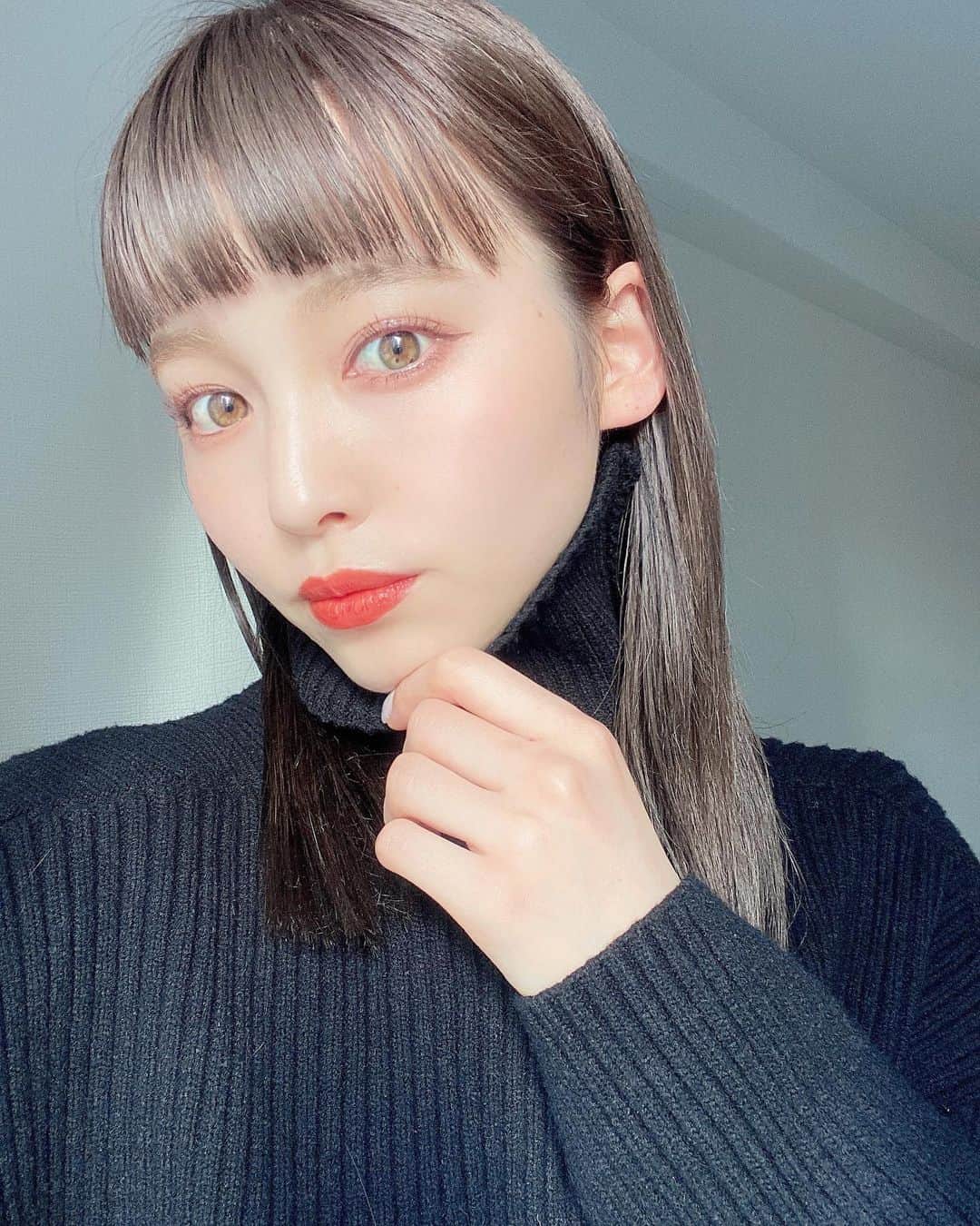 のインスタグラム：「． オン眉は 今回で最後にする  途中で鬱陶しくなって 切ってもらうけど もう絶対伸ばすと決めた🌛  春コスメを調達しました🌸 なのに顔が変わらないからふしぎ〜  #オン眉  #ぱっつん前髪  #ストレートヘア  #春メイク  #春コスメ  #clio」
