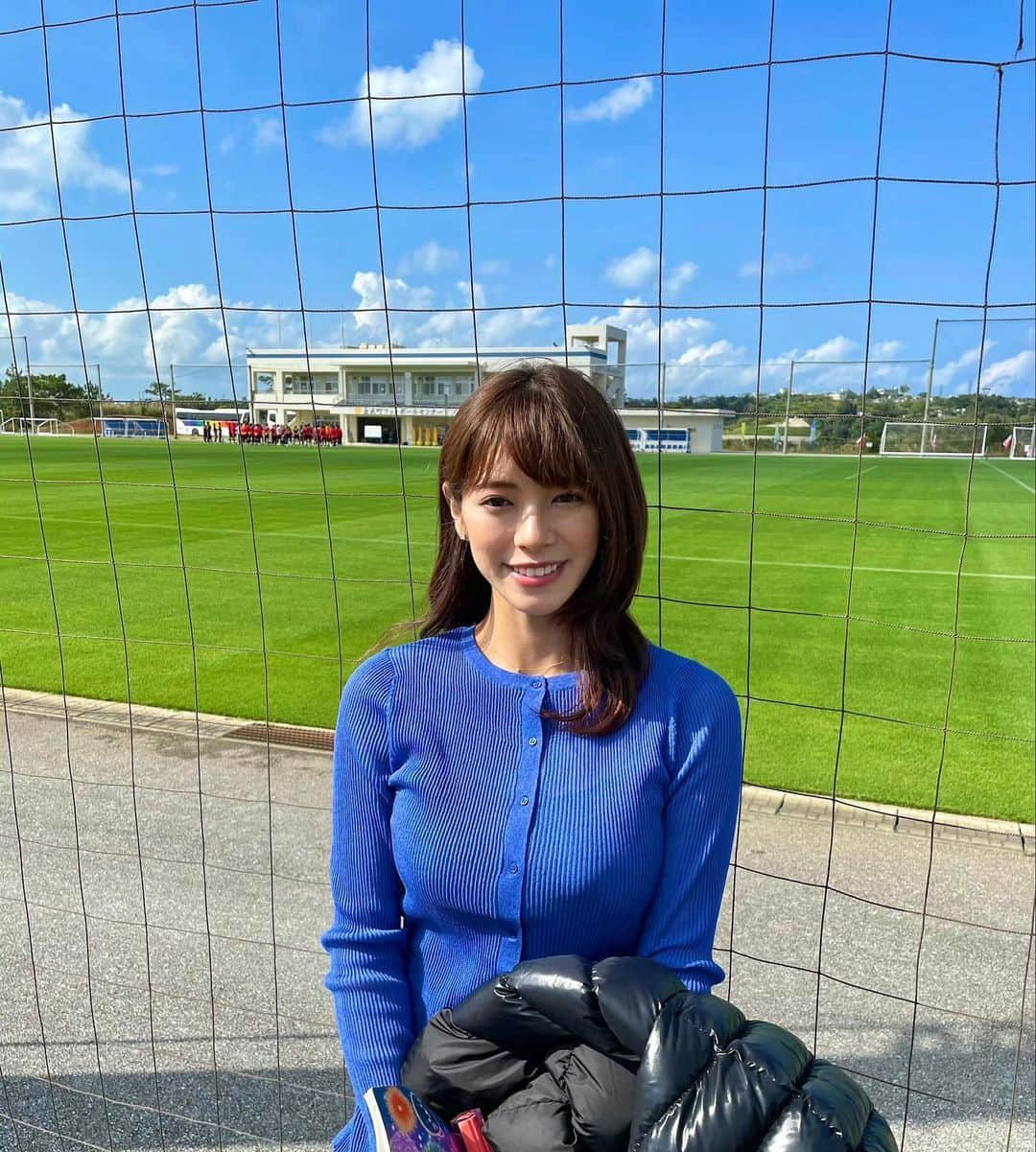 わちみなみのインスタグラム：「キャンプ取材2日目晴れました☁️﻿ 青空の下で見られて気持ちよかった☺️﻿ ﻿ 東京は寒いですが、あついぐらいだったので﻿ もう開幕したあと(およそ春?)の気持ちになれました☀️﻿ ﻿ はやくみんなで試合観たいな😌🙏﻿ ﻿かなり遠目ですが選手の皆さんと一緒に撮れました💡  @reds_tv_ggr  @ggr_girls  ﻿ #キャンプ取材　#浦和レッズ﻿ #沖縄　#サッカー」