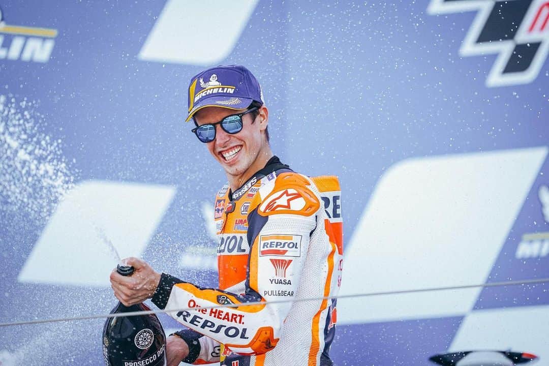レプソル・ホンダのインスタグラム：「2020 wasn't the easiest year but it's important to always try and find the highlights.  What were your best moments from last year? On or off track!」