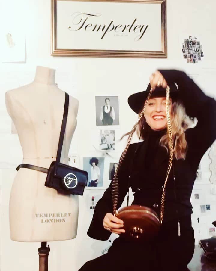 アリスバイテンパリーのインスタグラム：「After many asks ... here I am as your sales assistant from my office ... with our lovely bags ... The Florence Bag ... 😁 one of six classics ... more on @temperleylondon ❤️💼👜👝🧳 #madeinitaly」