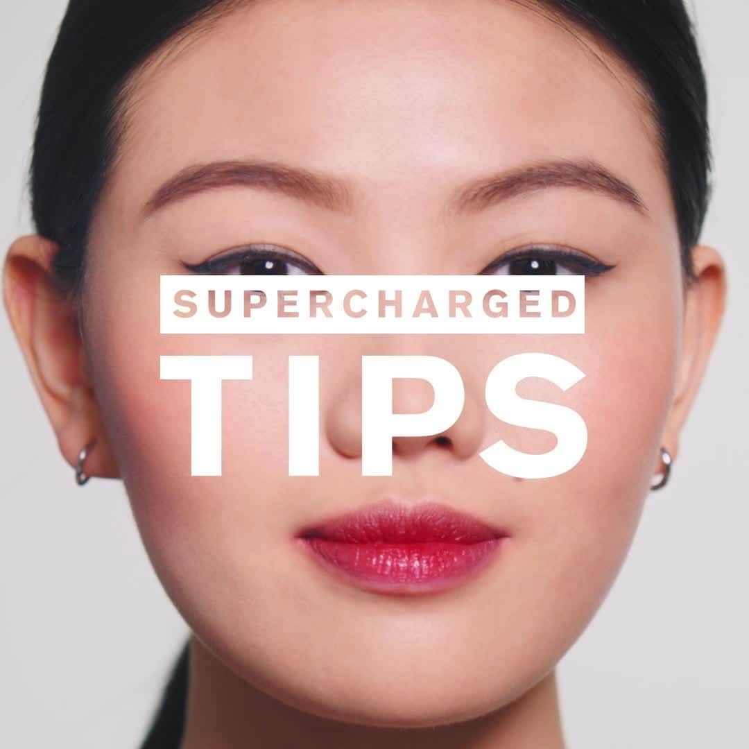 エスティローダーのインスタグラム：「#CaptivatetheWorld with this #SuperchargedTip!💄 How to achieve soft-bloom lips in three simple steps:   1. Blur the lip line with #DoubleWear foundation ✨ 2. Nourish with #PureColorEnvy Color Replenish Balm 💫 3. Blot using NEW #PureColor Illuminating Shine 💋  #PureColor Illuminating Shine in shade Unpredictable 914.」