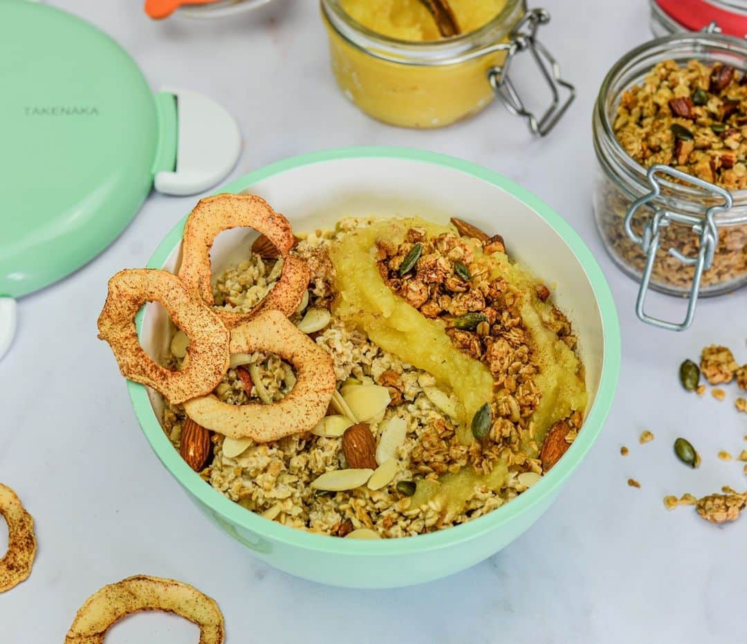 TAKENAKA BENTO BOXのインスタグラム：「Apple Crumble Overnight Oats in BENTO BOWL Spearmint by the talented @dinnersmellsgreat 🍎⁠ ⁠ ⁠Check out the recipe in our INTO THE BOX blog! ⁠ Link in bio😀💛」