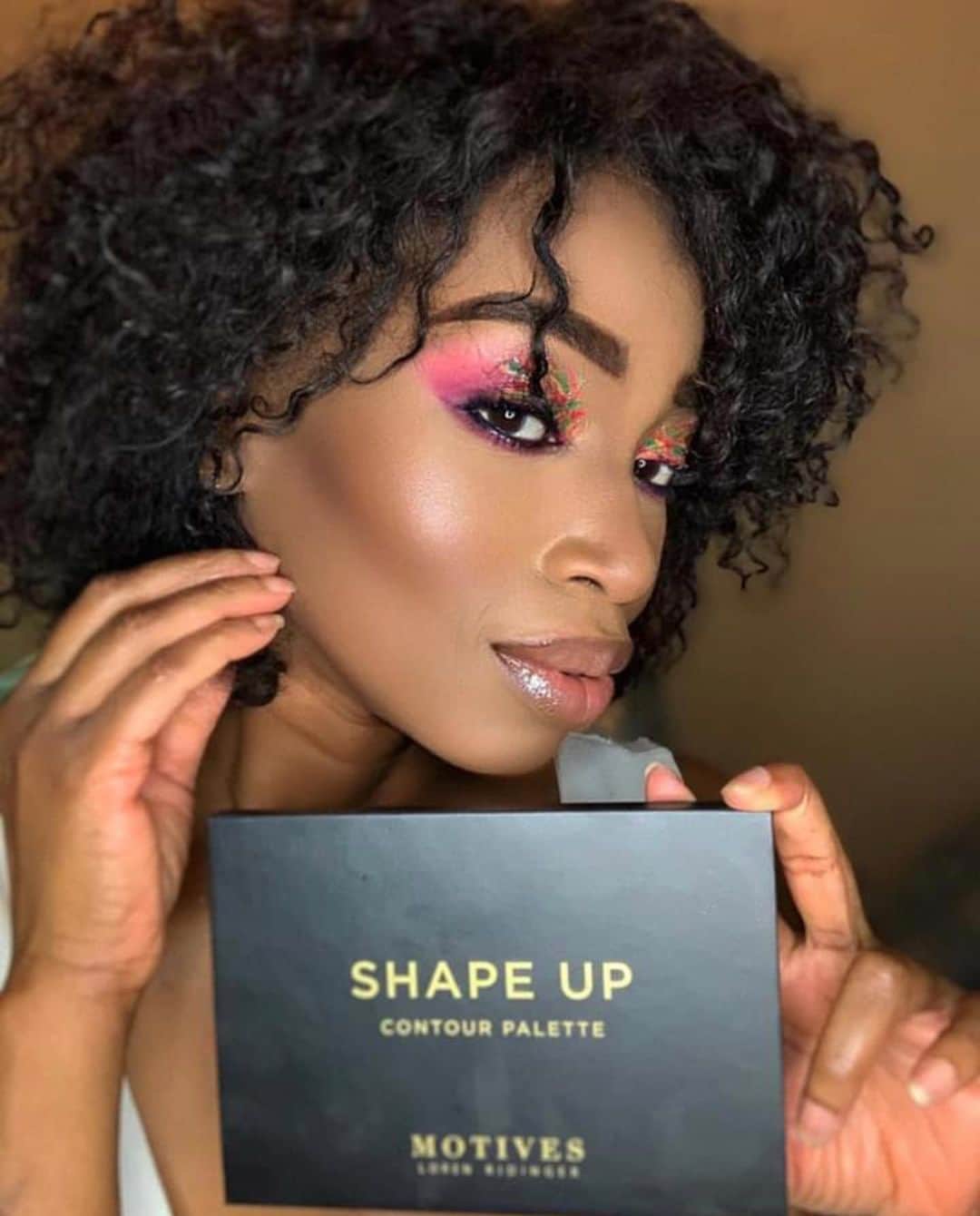 Motives Cosmeticsのインスタグラム：「@cvidamotives is contoured to perfection using the Shape Up Contour Palette✨Tap the image to shop the best! Swipe to see the inside🖤」