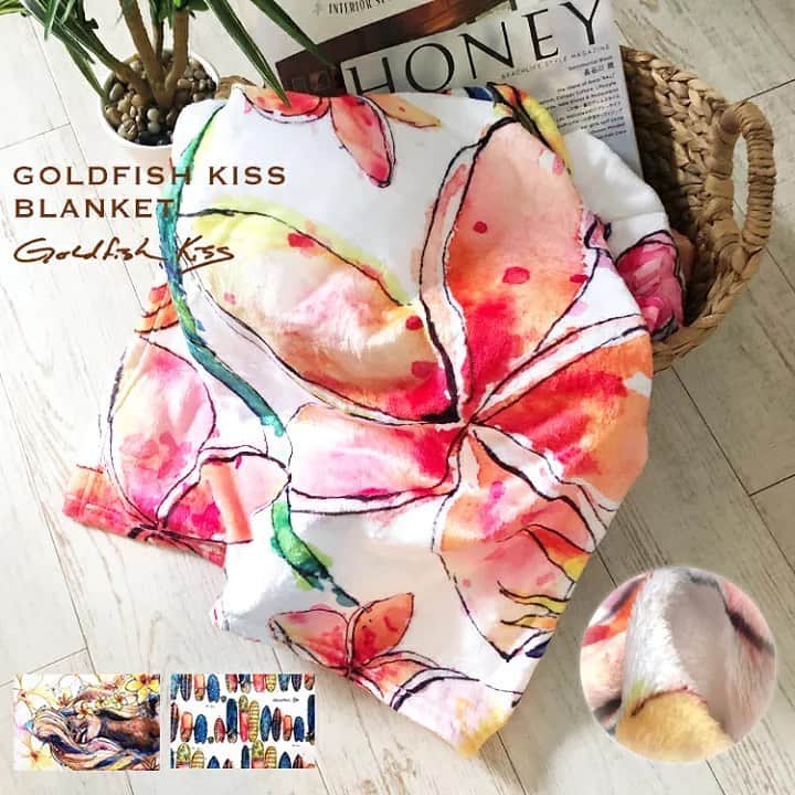 ラレイアのインスタグラム：「🌺 お買い物マラソン最終日SALE開催中😚✨ ・ Goldfish Kiss のアートデザインブランケットが28日まで2,750円(税込)👏💕 ・ さらに今ならマラソン限定クーポンも配布中です😊🧡 ・ ・ ・ ---La Leia Precious Life(ラレイア)--- @laleia_official ・ 楽天市場店 https://www.rakuten.co.jp/laleia-p-life/ ・ ・ ・ ・ #art#hawaii#aloha#surf#beach#laleia#ハワイ#フォトジェニック#インスタ映え#インスタ女子#アロハ#ビーチ#海を感じる雑貨#ラレイア#アート#ビーチガール#サーフスタイル#大人カジュアル#ゴールドフィッシュキス#ギフト#プレゼント#インテリア #楽天 #goldfishkiss #ブランケット」