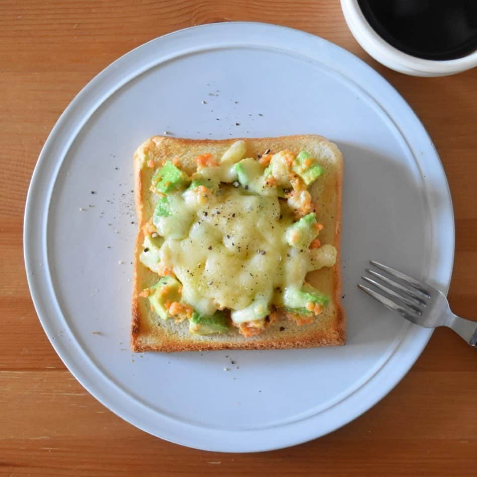 山崎佳のインスタグラム：「Today’s breakfast. アボカド、鮭フレーク、マヨ、チーズ。」