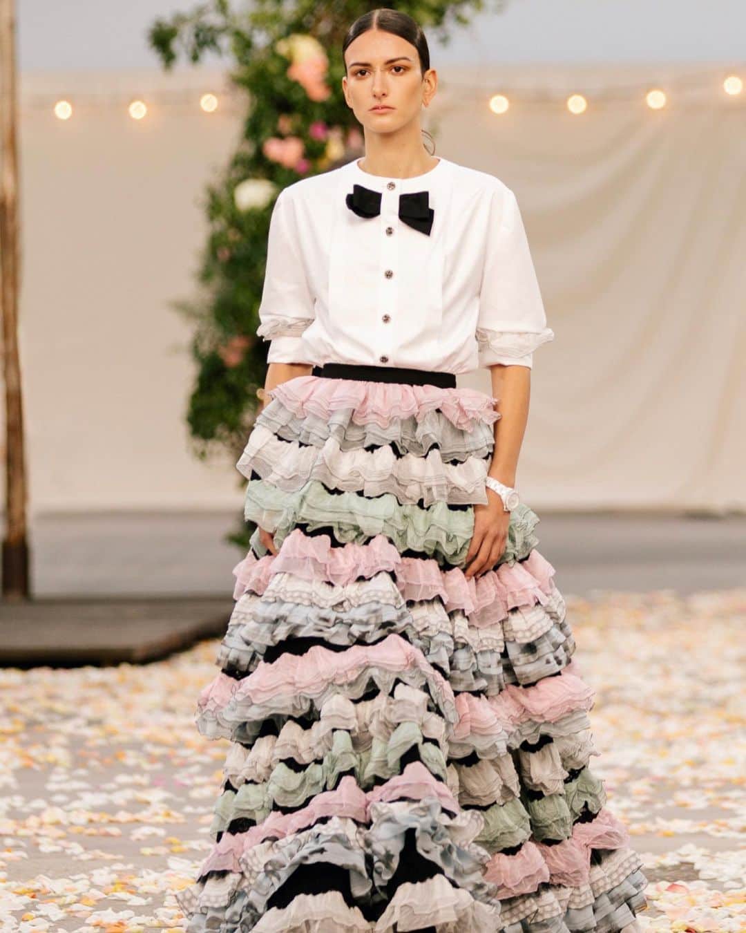 カロリーヌ・ド・メグレのインスタグラム：「Loved the combination of the blouse with the ruffle skirt @chaikra @chanelofficial #ChanelHauteCouture」