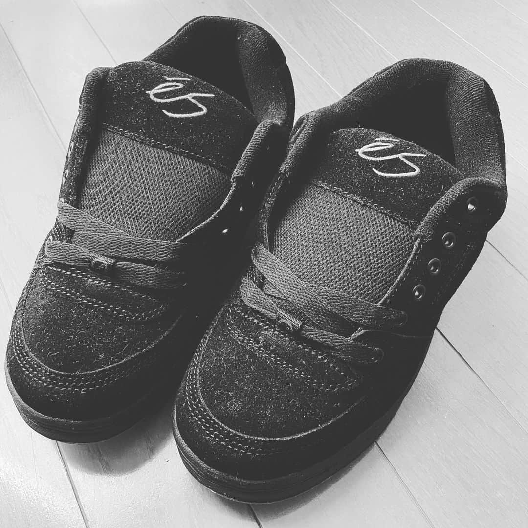 青木勇貴斗のインスタグラム：「My first shoes sponsor. @esskateboarding  I learned a lot from e's. I am grateful もっと上を目指して頑張ります。 ありがとうございました。  #esskateboarding @sonik_dist」