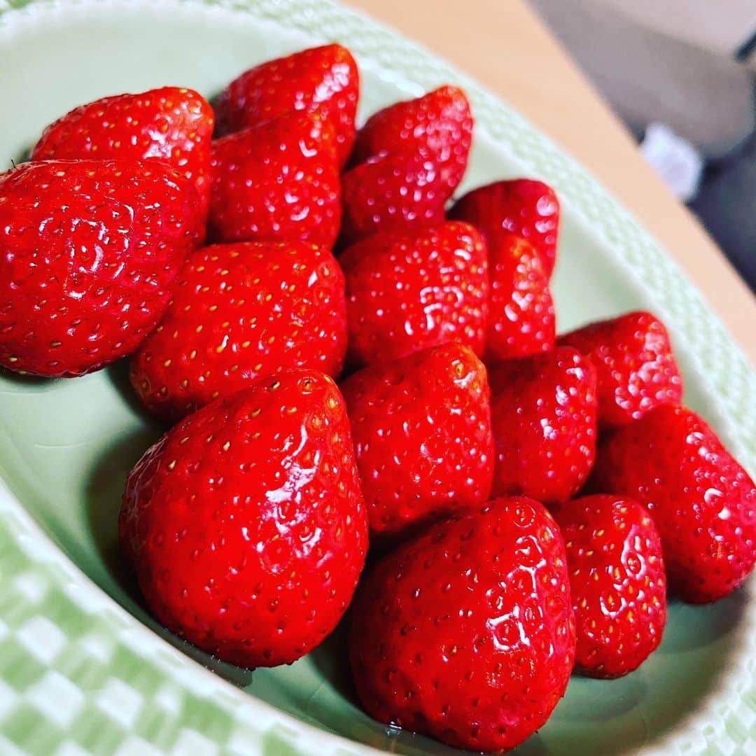 たまたまこのインスタグラム：「博多あまおう、、、 やっぱり美味い、、、 高くてなかなか買えないけど590円だったから買った！！！ あーーまじ苺最高🍓ずっと食べてたい🍓」