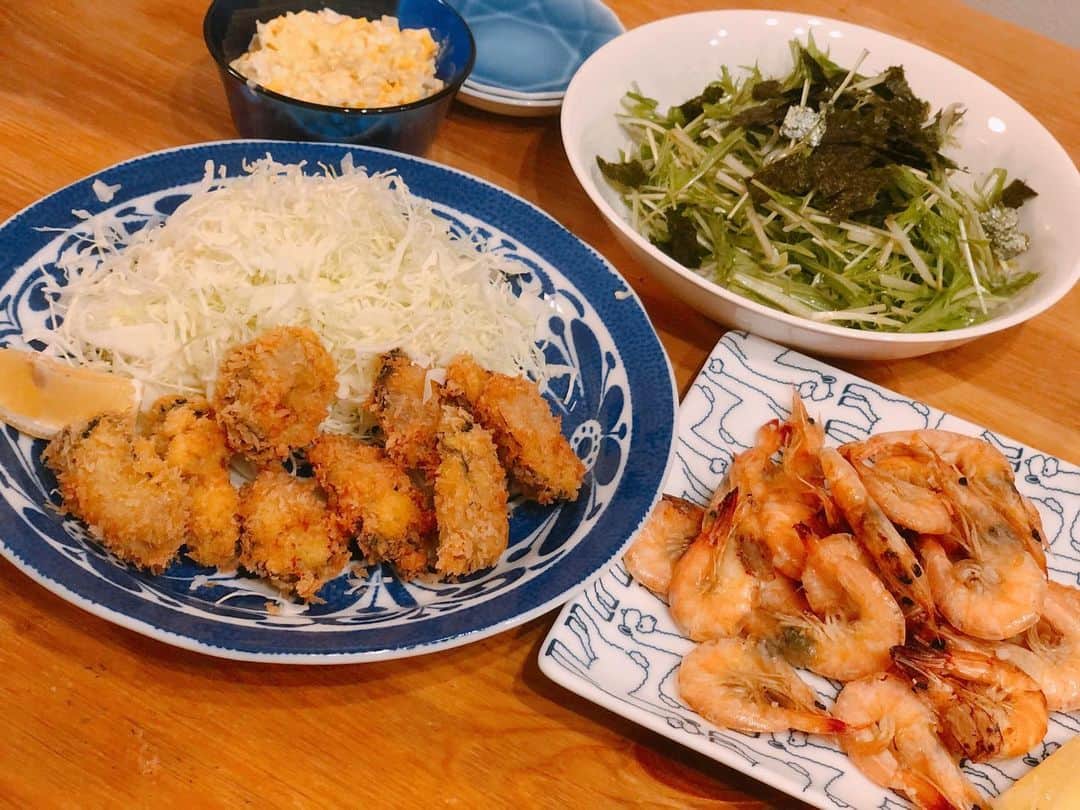 平田薫のインスタグラム：「牡蠣フライ(この３倍くらい揚げた) 昨日のアクアパッツァにいれた芝エビの残りガーリックシュリンプ　  時間がなかったので、卵レンチンで簡易タルタルソース作ったけど美味しかった。  #かおる食堂#牡蠣フライ#牡蠣ラブ #芝エビ」