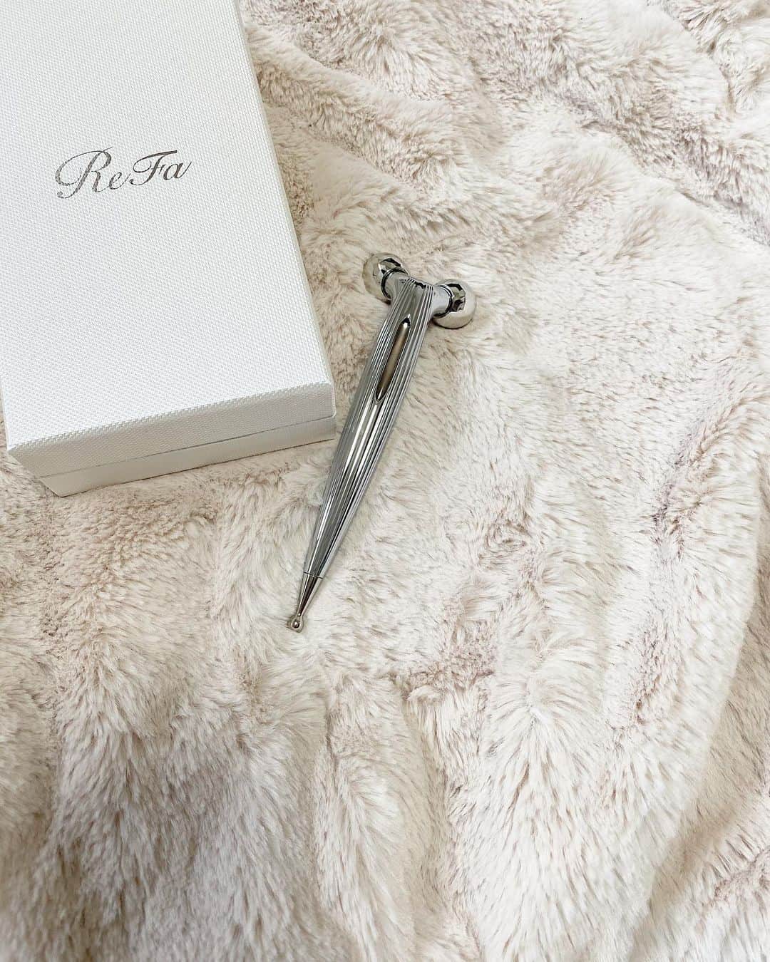 高橋美海のインスタグラム：「﻿ ﻿ Refa S Carat♡﻿ ﻿ ﻿ 中くらいのを持っていたんだけど﻿ フェイス用もゲットしたよ☺︎﻿ ﻿ ﻿ 小さくて持ち歩きやすくてお気に入りだよ！むくみなくなりますように〜！！﻿ ﻿ ﻿ ﻿ ﻿#リファカラットレイ #リファ #リファエスカラット #美容」