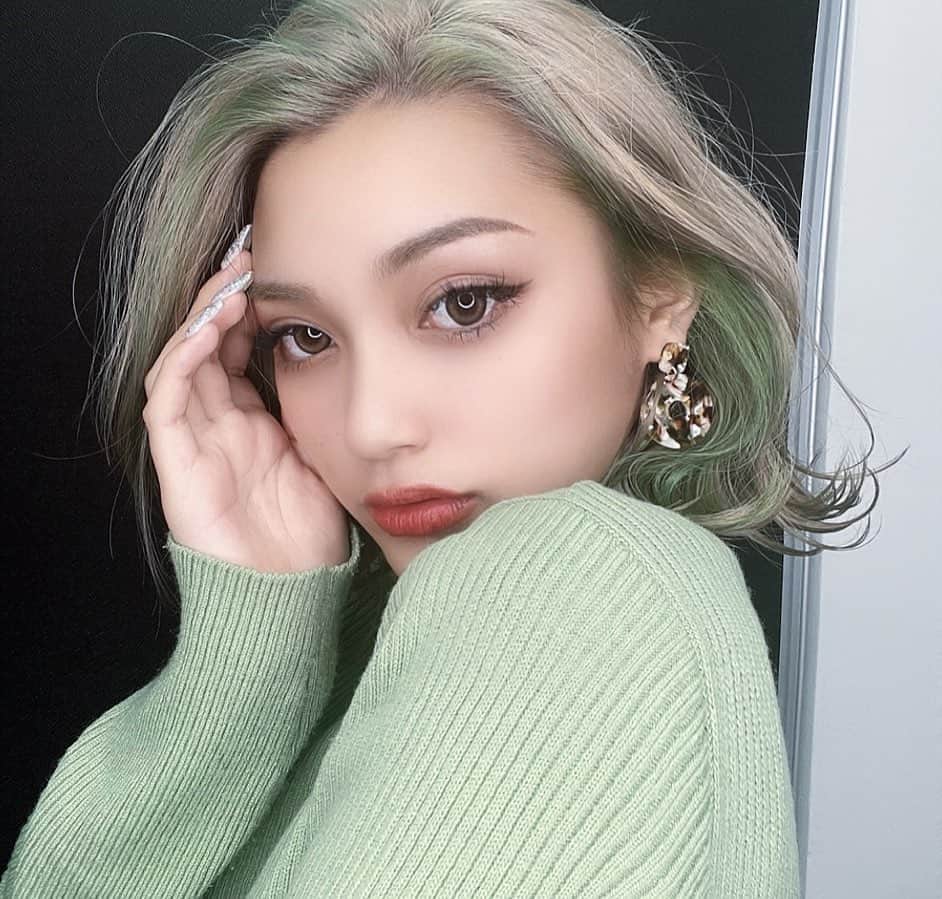えまぽち(穂波エマ)のインスタグラム：「💚🤍 New color 💚🤍  めっちゃ可愛い髪色🥲 ありがとうございました🙏🏼✨  #インナーカラー #グリーンヘアー」