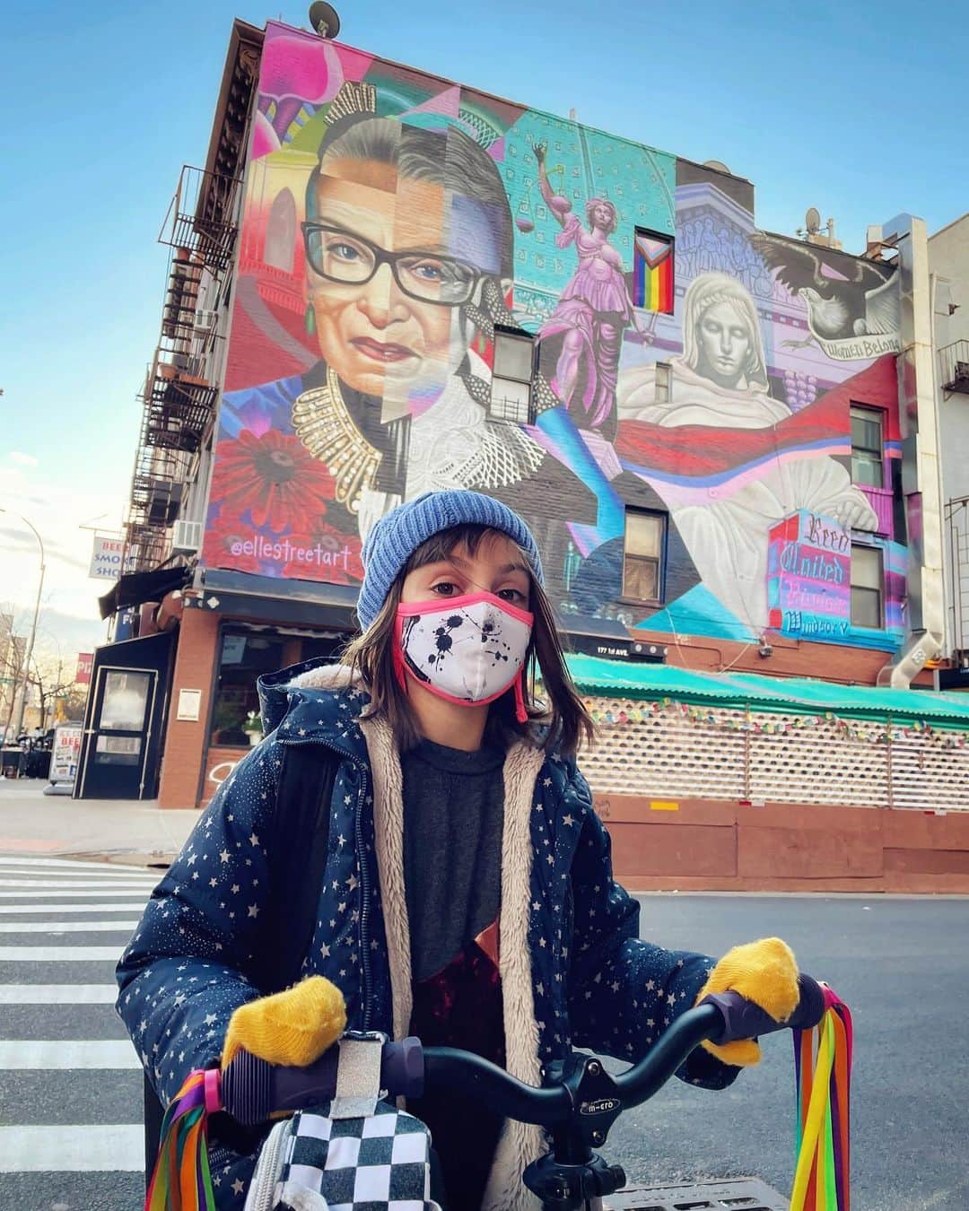 Ilana Wilesのインスタグラム：「Not sure when @ellestreetart finished the new RBG mural in the East Village, but we took a different route home from school yesterday and just saw the completed work! I like to think RBG would be pretty happy to know that our country is currently in the middle of a course correction. Welcome to the East Village, RBG. We are big fans around here. 👑」