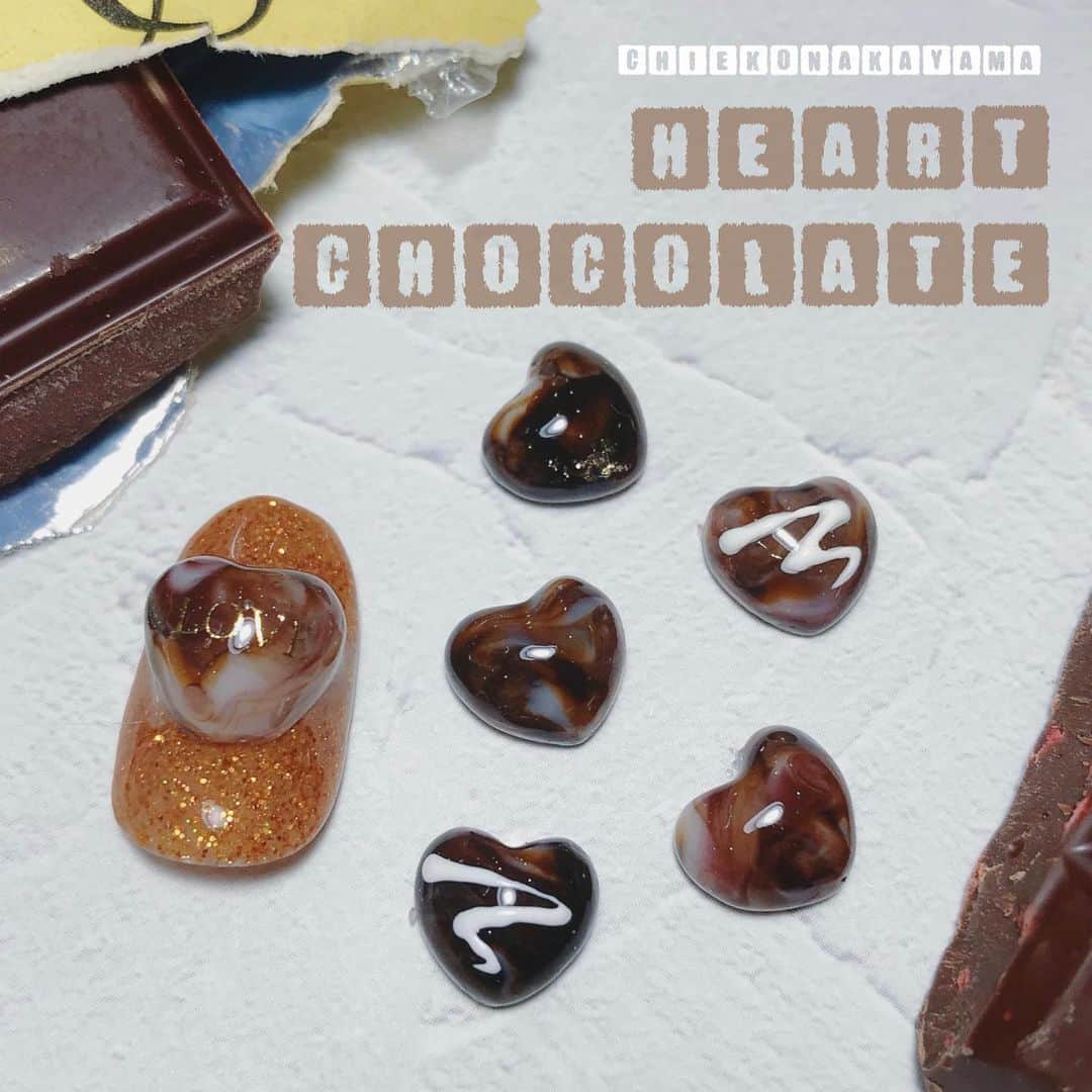 なかやまちえこのインスタグラム：「Heart chocolate.⠀ ⠀ インスタライブ での使用商材は2〜3枚目をご覧ください☺️✨⠀  PREGEL・Betty gel・きまぐれキャット・PREANFA・PREXY商品は、⠀ ネイリストの方は↓ ⠀ プリモール @nail_premall ⠀ http://gelnailshop.com/ ⠀ ⠀ キャンディポケット @candypocket_official ⠀ http://www.beautysupport.jp/sm/script_main/shoptop.php ⠀ ⠀ セルフの方は↓ ⠀ ジョイアート @joyartofficial ⠀ http://joyart.biz/ ⠀ ⠀ にて購入頂けます☺️⠀⠀  ⠀ @pregelofficial @bettygel_official @prexyofficial @kimagure_cat_whim  #nail #nails #nailart #ネイル #美甲 #ネイルアート  #japanesenailart #manucure #japanesenails #manicurist #gelnails #أظافر #네일아트 #미용 #vẽmóng #ngườiđẹp  #เพ้นท์เล็บ #искусствоногтя #artedeuñas #เพ้นท์เล็บเจล #ジェルネイルデザイン #ネイルデザイン #senikuku #nagelkunst #valentinenails #バレンタインネイル #バレンタイン #valentine #チョコレートネイル #chocolatenails」