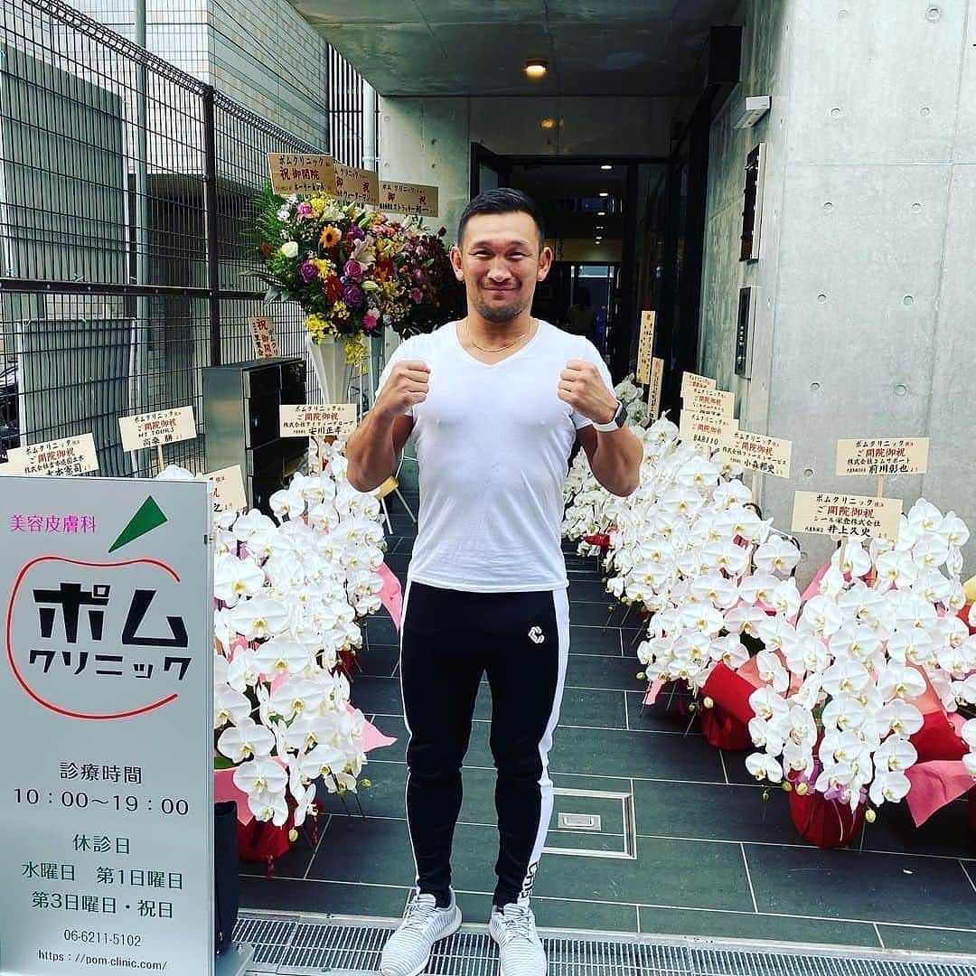ストラッサー起一のインスタグラム：「僕の知り合いの方がやってる心斎橋の 美容皮膚科クリニックのポムクリニックさんがキャンペーンやってるのでこの機会に是非⬇️⬇️⬇️  @pomclinic  こちらの画面を見せていただきましたらクリニックレーザー脱毛初回お試し価格が破格の  🔴ワキ　　　500円 🔴Vゾーン　1500円  で受けていただけます🙏✨✨  ぜひ皆様、ご体験、ご紹介宜しくお願い致します🙏✨  他にもキャンペーン割引ございます。 女性、男性共にこの機会におシミや肌質をきれいにするレーザーはいかがでしょうか😌✨  大人気のコースを大幅割引で受けていただけます。  こちらもコースもこの画面をご来院時に見せてください🙏  ご予約先は 　0662115102までお電話ください。　　　　　 ①《破格のお試しキャンペーン希望》 ②《1dayスキン希望》 ③《1dayパーフェクトスキン希望》 とご連絡下さい。  ※ ・②③はご希望や、今のお肌にはどちらが良いかなど当日看護師と相談下さい。 ・①との併用可能。 ・画面提示でのキャンペーン対応期間は4月末日までとなります。  ★ポムクリニック https://www.pom-clinic.com」