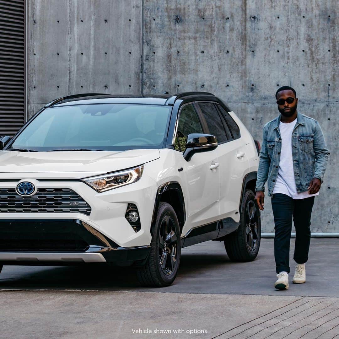 toyotausaさんのインスタグラム写真 - (toyotausaInstagram)「The perfect accessory to any look. #RAV4 #Hybrid #LetsGoPlaces」1月26日 23時15分 - toyotausa