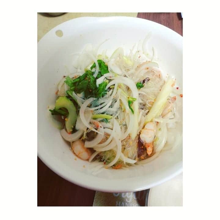近藤笑菜のインスタグラム：「先日作ったヤムウンセン🥗器は見たまんま、ボウル。洗い物が楽になる！笑 このシリーズのトムヤムクンが好きで、ヤムウンセンは初挑戦！セロリとえび美味しいよねーー♡玉ねぎは少し火が通ってる方が好きだな私は。← タイ料理屋さんとか行きてーーーー #おうちごはん #ヤムウンセン」