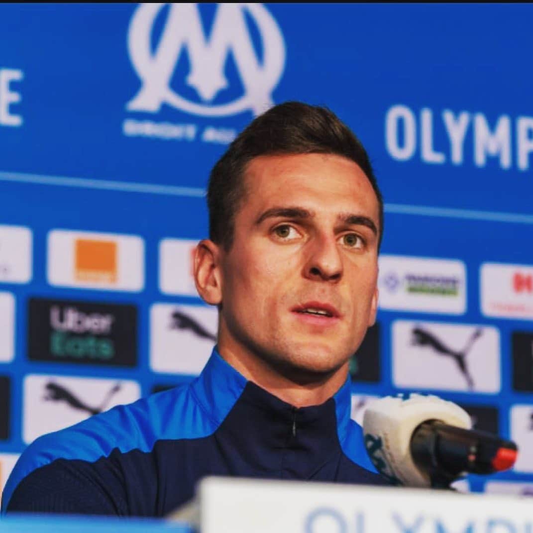 アルカディウシュ・ミリクのインスタグラム：「Je suis très heureux d'être un joueur de l'OM. Le coach me voulait, j'ai vu dans leurs yeux qu'ils me voulait vraiment et qu'il voulait un buteur.  I’m very happy to be an OM player. The coach wanted me, the sports director wanted me. I saw in their eyes that they really wanted me and that they wanted a striker. So here I’m.  Jestem szczęśliwy, że zostałem piłkarzem Olympique Marsylia. Trener i dyrektor sportowy bardzo chcieli mnie sprowadzić do drużyny. Widziałem jak bardzo im zależy na sprowadzeniu napastnika. Dlatego tu jestem.  Sono molto felice di essere un giocatore del Marsiglia. L'allenatore mi voleva, ho visto nei loro occhi che mi volevano davvero e che volevano un attaccante. Ed eccomi qui.」