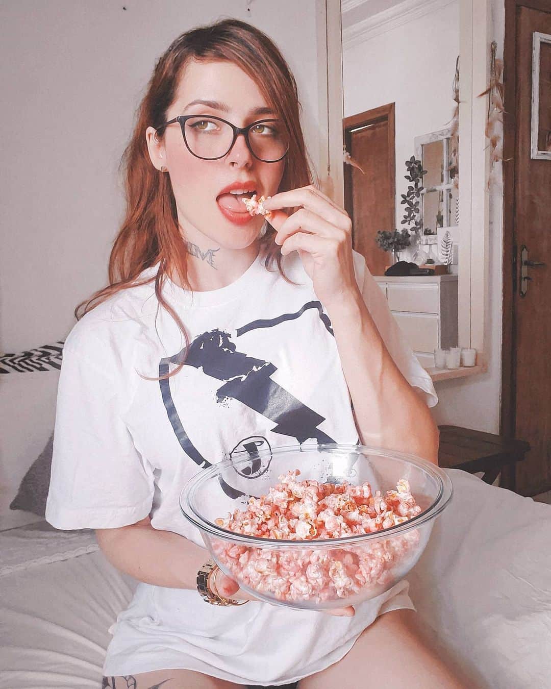 Anna Vargasのインスタグラム：「E quando rola polêmica na sua bolha? Você é do tipo que: A) Defende seus amigos/ídolos/líderes custe o que custar, mesmo que precise se contradizer. B) Defende suas ideias/princípios/ valores custe o que custar, mesmo que precise discordar dos seus. C) Nem fica sabendo do assunto e, quando descobre, o bonde já passou. D) Faz uma bacia de pipoca e fica só observando a treta.😈 E) Finge que nem viu e torce pra ninguém tocar no assunto com você.🤐 . Responde aí: Quem é você na hora da treta? ☝🏻☝🏻☝🏻😂」
