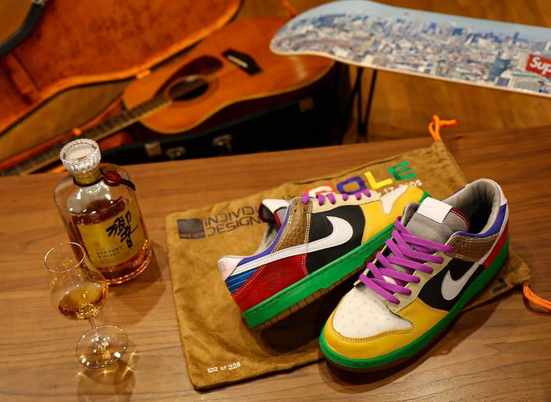 SneakerBox.jpのインスタグラム：「🥃🎸👟🛹 シアワセナジカン😋 #solecollector  #nikebyyou #nikeid #nikeids #nikeidcreatives  #nikedunk  #nikedunklow  #suntorywhisky  #suntorywhisky_hibiki  #hibiki17  #yamahaguitar  #yamahafg800j #fg800j #supreme  #supremenyc  #ハカランダ #ニューハカランダ」