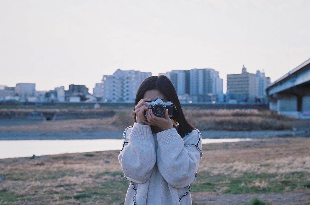 名倉七海のインスタグラム：「カメラと、私 #film #olympusom1 #throwback」