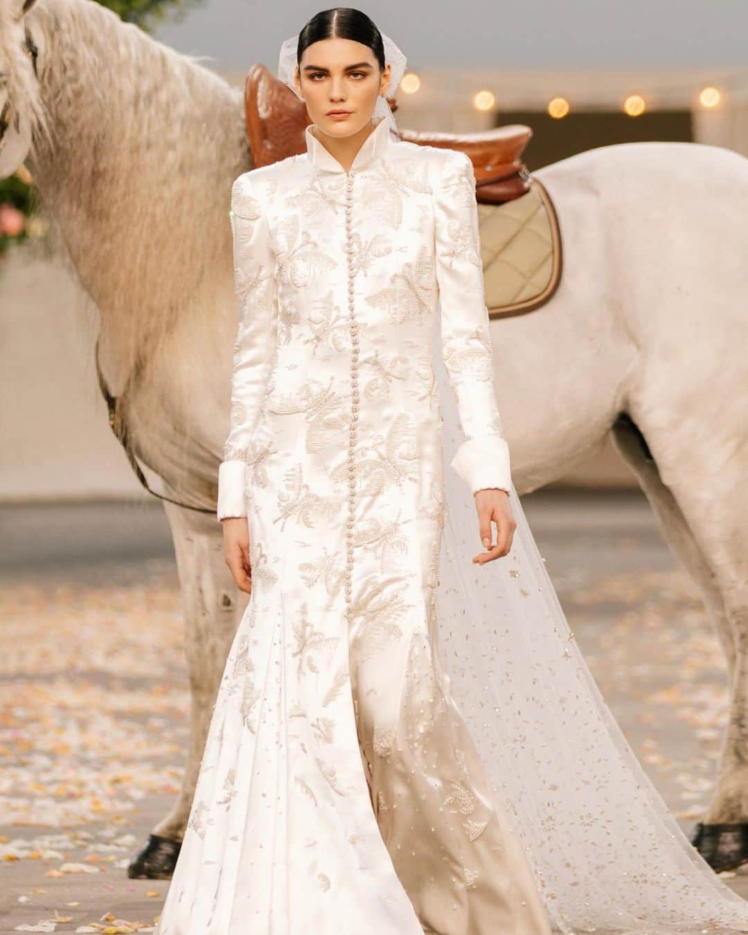 カロリーヌ・ド・メグレのインスタグラム：「And the Haute Couture masterpiece! 👰🏼‍♀️ @y0laa Not sure what it was..butterflies pearls embroidered on silk.. And the buttons!!! It was absolutely incredible from up-close, the excellence of the work of the couturières of the ateliers in Paris is amazing @chanelofficial #ChanelHauteCouture」