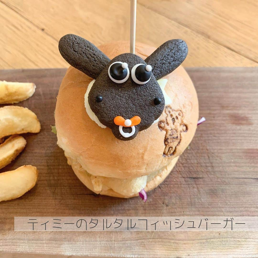 RIEさんのインスタグラム写真 - (RIEInstagram)「【 南町田グランペリーパーク / @shaunvillage.jp 】﻿ ﻿ ひつじのショーンワッフル🐑や﻿ オムライス🍳バーガー🍔が﻿ すべてキャクターテーマになってて可愛い🤦🏼﻿ ﻿ 中でも推しメニューは﻿ ショーンのかたちに焼かれたワッフル🧇﻿ カリッとふわっと食感☁️﻿ ﻿ メープルとの相性抜群で﻿ 人形焼みたいでほんとおいしかった🤤♥️﻿ ﻿ 店内にはショーンが着席してる席もあって﻿ じわじわ可愛いので是非みてほしい🐑🤍﻿ ﻿ ﻿ ~~~~~~~~~~~~~~~~~~~~~~~~﻿ ☑︎ ひつじのショーンビレッジ ショップ&カフェ﻿ ☑︎ 10:00〜22:00﻿ ☑︎ 南町田グランベリーパーク駅 徒歩4分﻿ ~~~~~~~~~~~~~~~~~~~~~~~~﻿ ﻿ ﻿ ﻿ #ひつじのショーン #ひつじのショーンカフェ #南町田グランベリーパーク #町田カフェ #東京カフェ #カフェ #カフェ巡り #ひつじのショーンファームガーデン #ショーン #shaunthesheep #カフェ部 #カフェ活 #カフェスタグラム #淡色女子 #淡色カフェ #東京グルメ #retrip_町田 #retrip_gourmet #retrip_cafe #カフェ活 #カフェ部 #日本美食 #カペ #카페 #休日の過ごし方」1月26日 23時20分 - rie_tabi