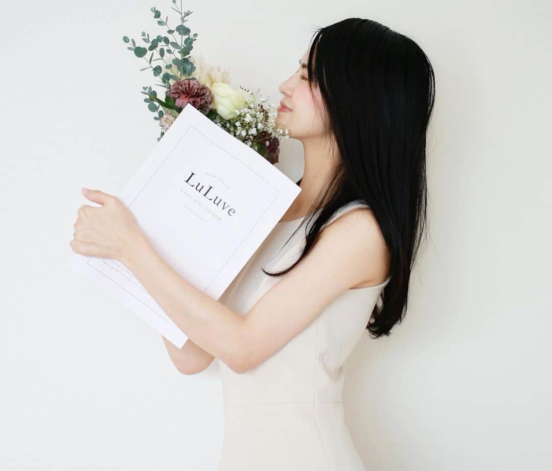 七尾エレナのインスタグラム：「プリンシパル7期目スタート！  2015年1月23日に設立した 私の会社、株式会社プリンシパルが 7期目に突入しました✨  もともとは女性商材に特化をした マーケティング、プロデュース事業で スタートした会社ですが  引き続き既存のマーケティング プロデュース事業を続けながらも 今では地元札幌での トータルビューティーサロンの店舗経営や 先日スタートした、人材教育サービス LuLuve @luluve.jp の提供など  少しずつですが事業内容も拡大し 売上も年々成長しています。  投資家から大きな出資を受けたり 急成長したりということは無いけれど ずっと自分だけのお金で コツコツと丸6年間やってきました。  私は長距離走スタイルで働くのが好きで ゆるいスピードで無理なく、長く走り続ける というのを常に意識してます。  ついつい仕事に没頭して 無理しがちな社長業だからこそ 長距離走を意識しながら これからもマイペースに 仕事が生きがい！と思える 楽しい働き方をしていきたいな！  ※会社HPが設立時から全く更新してなくて😱 そろそろちゃんとリニューアルします🙇‍♀️  #会社設立記念日 #7期目 #6周年」
