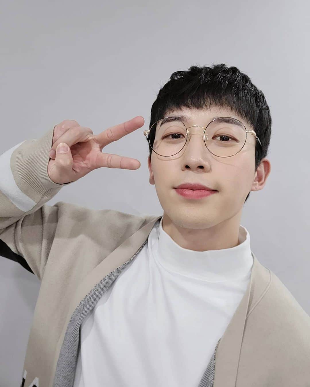U-KISS（ユーキス）のインスタグラム：「[#훈] 얼마 안남았다~~!!!! 12시 공개되는 'I Wish' (korean version) 뮤직비디오 많관부❤  #유키스 #UKISS #HOON  #I_Wish」