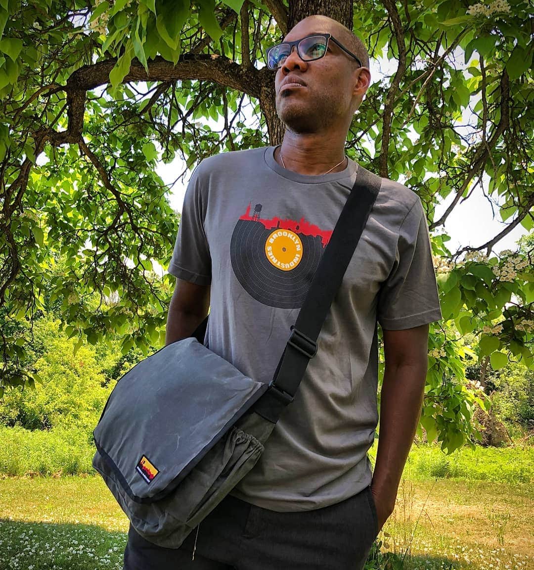 ブルックリンインダストリーズのインスタグラム：「Day dreaming about warmer weather. ☀️ The Courier Bag is on sale for the first time! Made in New York, save 20% with code BAG2020 at checkout.  #brooklynindustries #liveworkcreate #madeinnewyork」