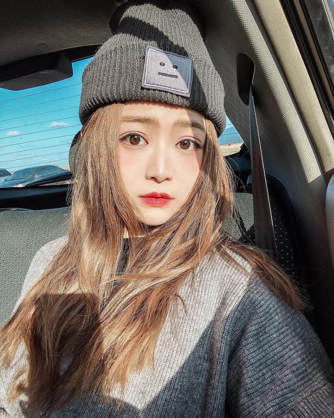 徐薇涵（Wei Han Xu）のインスタグラム：「就我在台東大熱天的 穿毛衣戴毛帽了🧶 但曬太陽🌞好爽呀☺️」