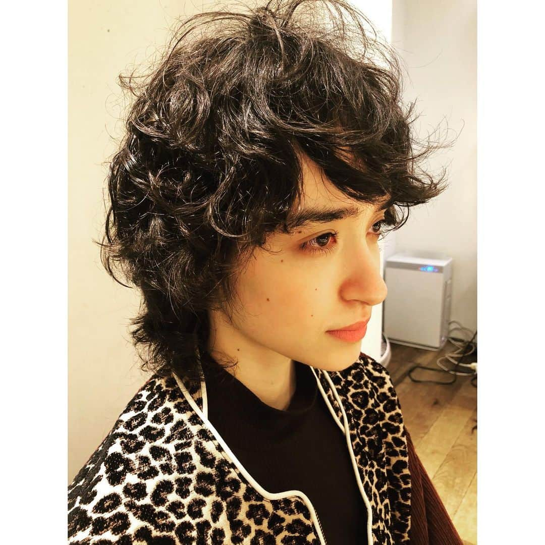 松浦美穂さんのインスタグラム写真 - (松浦美穂Instagram)「model HANAKA(donna) @iam_hanaka_   久しぶりにガッツリhaircut‼︎させていただきました〜‼︎‼︎  HANAKAの次の新しいステージに向けて‼︎‼︎ worldへ…✨✨✨  かなりの手応え‼︎‼︎ HANAKAも笑顔…私も満足…楽しいなぁ✨✨💗  #haircut #haistyle #naturalwavehair #レイヤースタイル #ウルフスタイル #hairsalon  #TWIGGY. #twiggytokyo #lifestylesalon #松浦美穂 #haircutbyme✂️」1月26日 23時28分 - twiggy_mihomatsuura