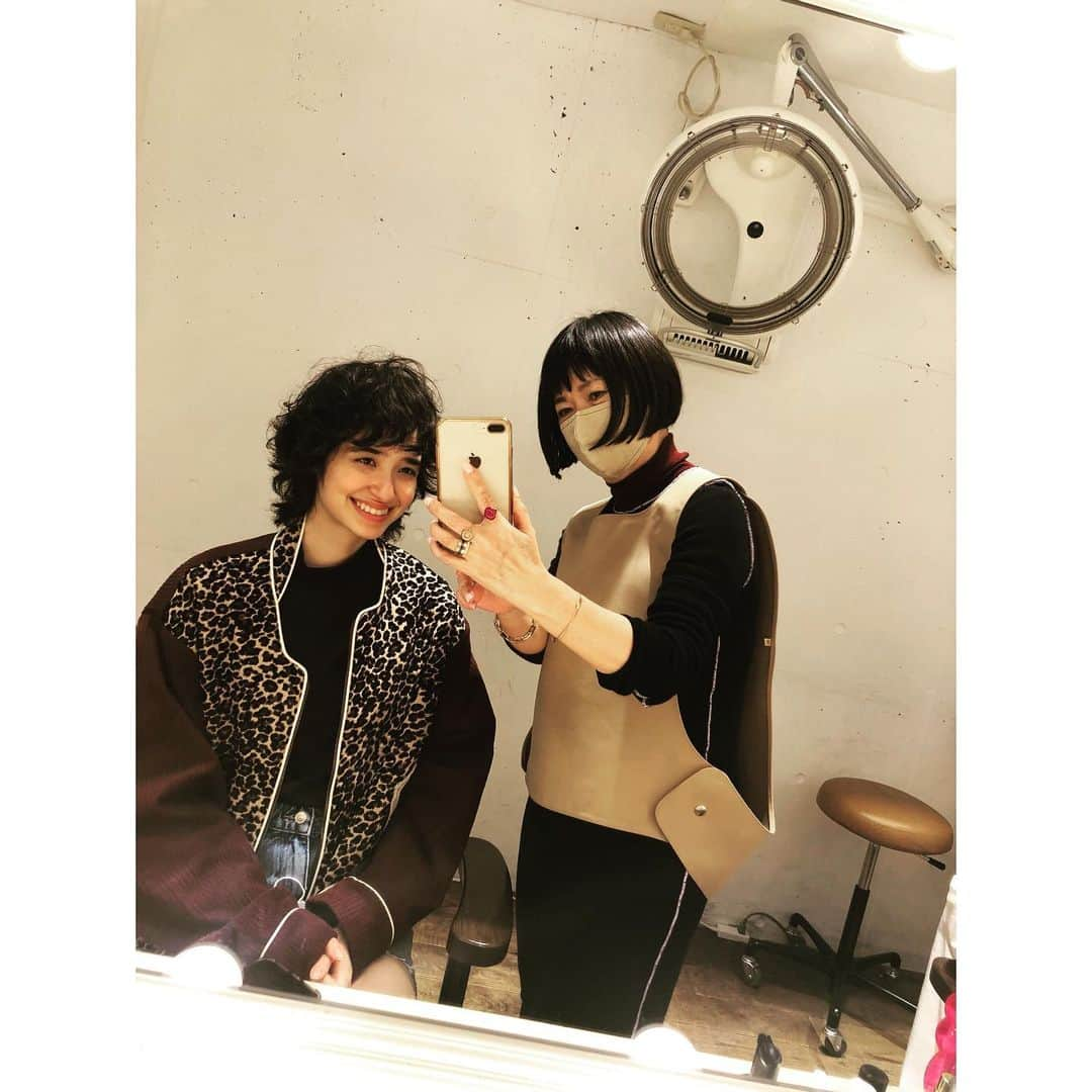 松浦美穂さんのインスタグラム写真 - (松浦美穂Instagram)「model HANAKA(donna) @iam_hanaka_   久しぶりにガッツリhaircut‼︎させていただきました〜‼︎‼︎  HANAKAの次の新しいステージに向けて‼︎‼︎ worldへ…✨✨✨  かなりの手応え‼︎‼︎ HANAKAも笑顔…私も満足…楽しいなぁ✨✨💗  #haircut #haistyle #naturalwavehair #レイヤースタイル #ウルフスタイル #hairsalon  #TWIGGY. #twiggytokyo #lifestylesalon #松浦美穂 #haircutbyme✂️」1月26日 23時28分 - twiggy_mihomatsuura