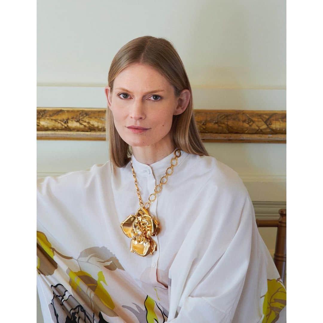 アダムのインスタグラム：「One of the silver linings of the past year has been time. I had real time to work on projects that had long been on my mind. One of these projects was designing jewelry. Working with a family-owned factory in Rhode Island, we began by hand drawing each piece and then hand molding them in clay. Each piece was then cast, set and polished on site. The collection takes a twist on classics, from tiny enameled pill boxes hanging as charms, to signet rings and wide cuffs finished in 24k gold with semi precious stones. Like our clothing, I hope these are forever pieces. Discover our debut jewelry collection at AdamLippes.com」