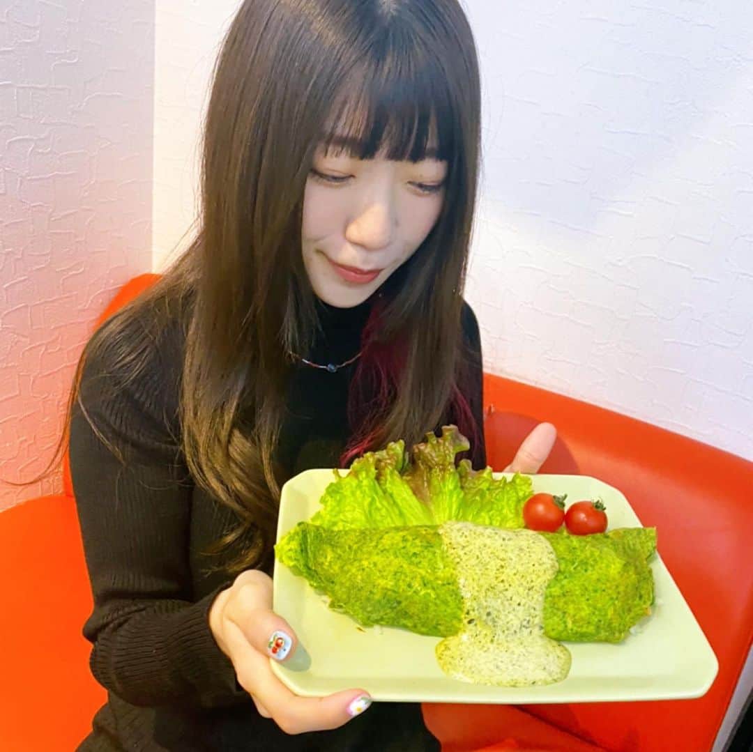 ぱいぱいでか美のインスタグラム：「#アポカリカフェ 日曜日まで！ . 自分のメニューじゃなくてゑりかのメニュー持ってる写真。笑 もちろん私が考えたメニューもあります！ APOKALIPPPSと渋谷ロフト9さんのコラボカフェ 日曜日までです！ ハイライトにも載せてます✌︎ 無理なさらず、もしよかったら食べに行ってね〜」