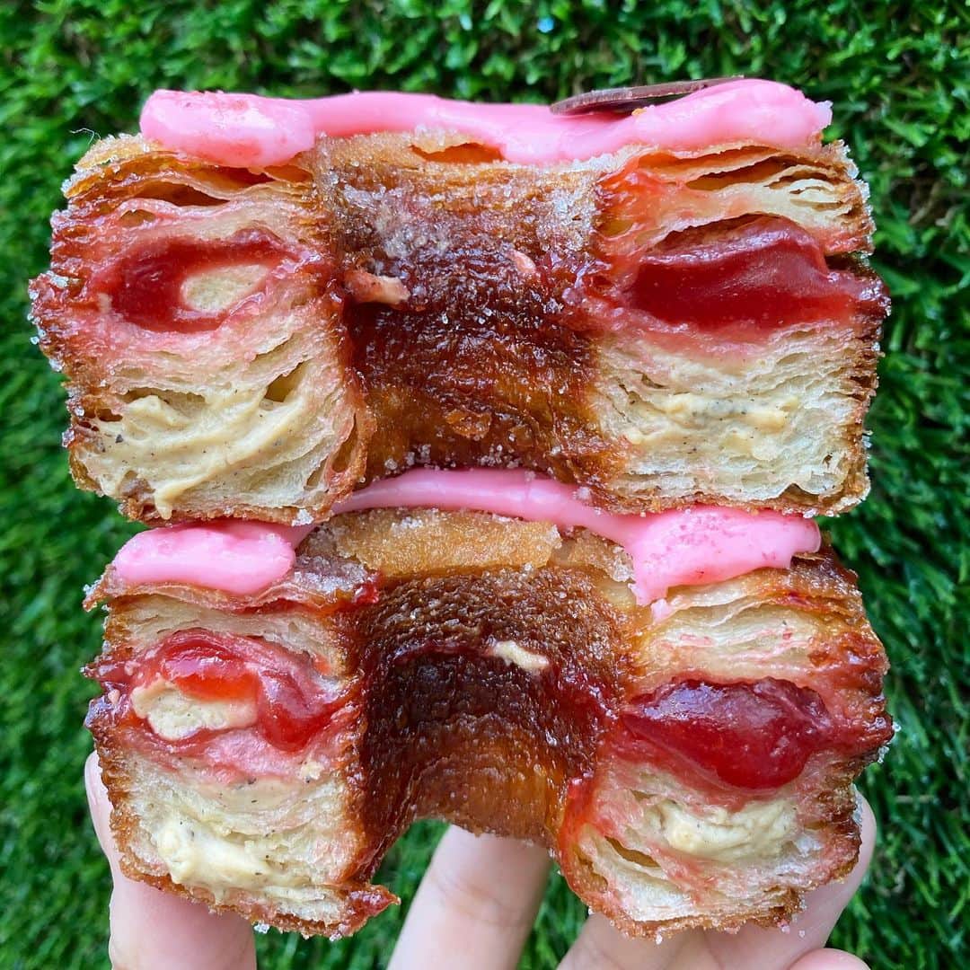 DOMINIQUE ANSEL BAKERYさんのインスタグラム写真 - (DOMINIQUE ANSEL BAKERYInstagram)「A cross-section of February’s Strawberry Hojicha Cronut®, filled with homemade strawberry jam and creamy and fragrant Hojicha (Japanese toasted green tea) ganache. Starts Feb 1st in Soho, preorders are up at NYC.CronutPreorder.com.」1月26日 23時35分 - dominiqueansel