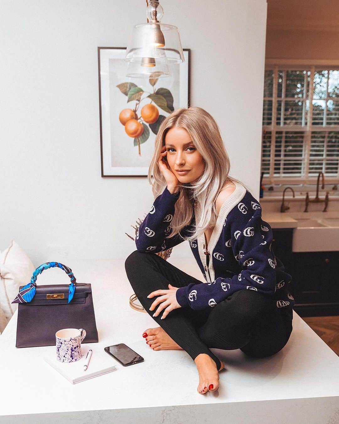 ビクトリアのインスタグラム：「How many coffees are you drinking on average a day right now? Be honest🙈☕️」