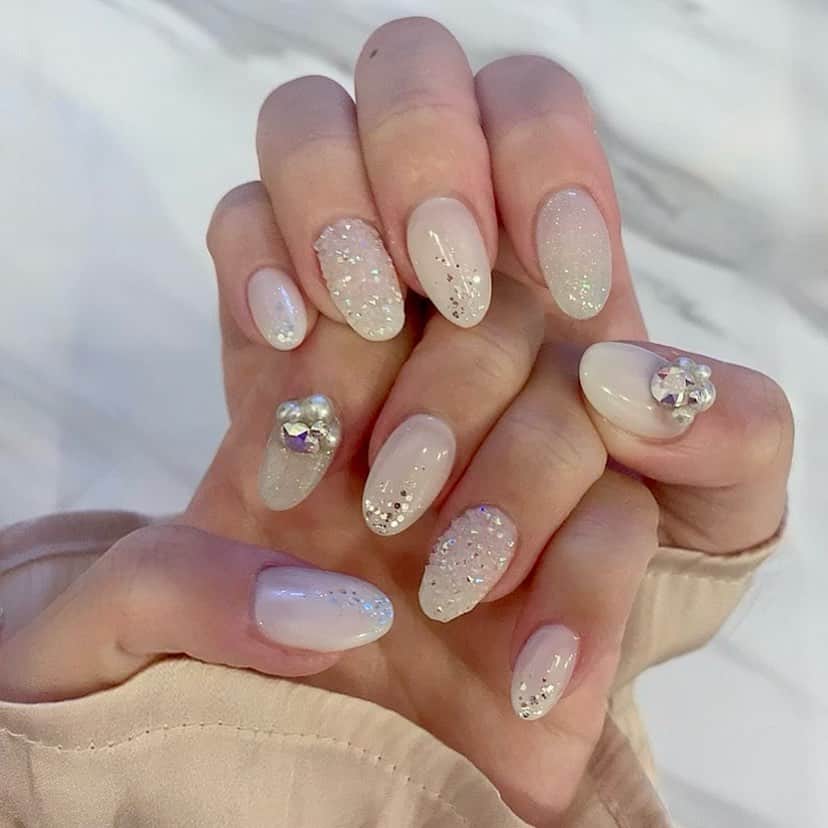 姫奈のインスタグラム：「. . 最近流行ってるピクシーネイル🤍 とにかく可愛すぎてずっと眺めとる🥺 ピクシーネイル昨日入荷したみたいで みんなぜひ真似してね💅♡笑 . @aoi_parkbytokyo さん本当いつも上手すぎる♡ ありがとございました💕💕 . #ネイル #ネイルデザイン #ジェルネイル #ピクシーネイル #キラキラネイル」