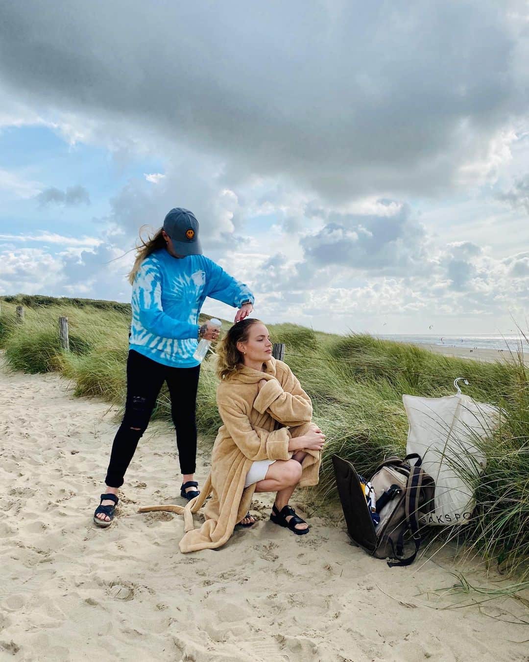 スヴェア・ベルリーのインスタグラム：「Missing windy beach shoots with the best hairstylist I know @jennyreyhair and of course ripped Ralph @ralphfelixph ❤️」
