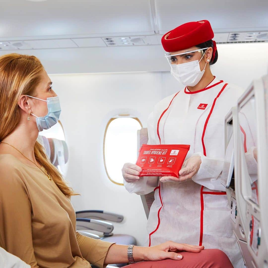 エミレーツ航空さんのインスタグラム写真 - (エミレーツ航空Instagram)「Your safety is our priority.   If you’re flying with us, we provide travel hygiene kits with masks and hand sanitiser to protect yourself and everyone you’re flying with.  For more information on our health and safety measures, visit the link in our bio.  #FlySaferWithEmirates #EmiratesAirline #FlyEmiratesFlyBetter」1月27日 0時00分 - emirates