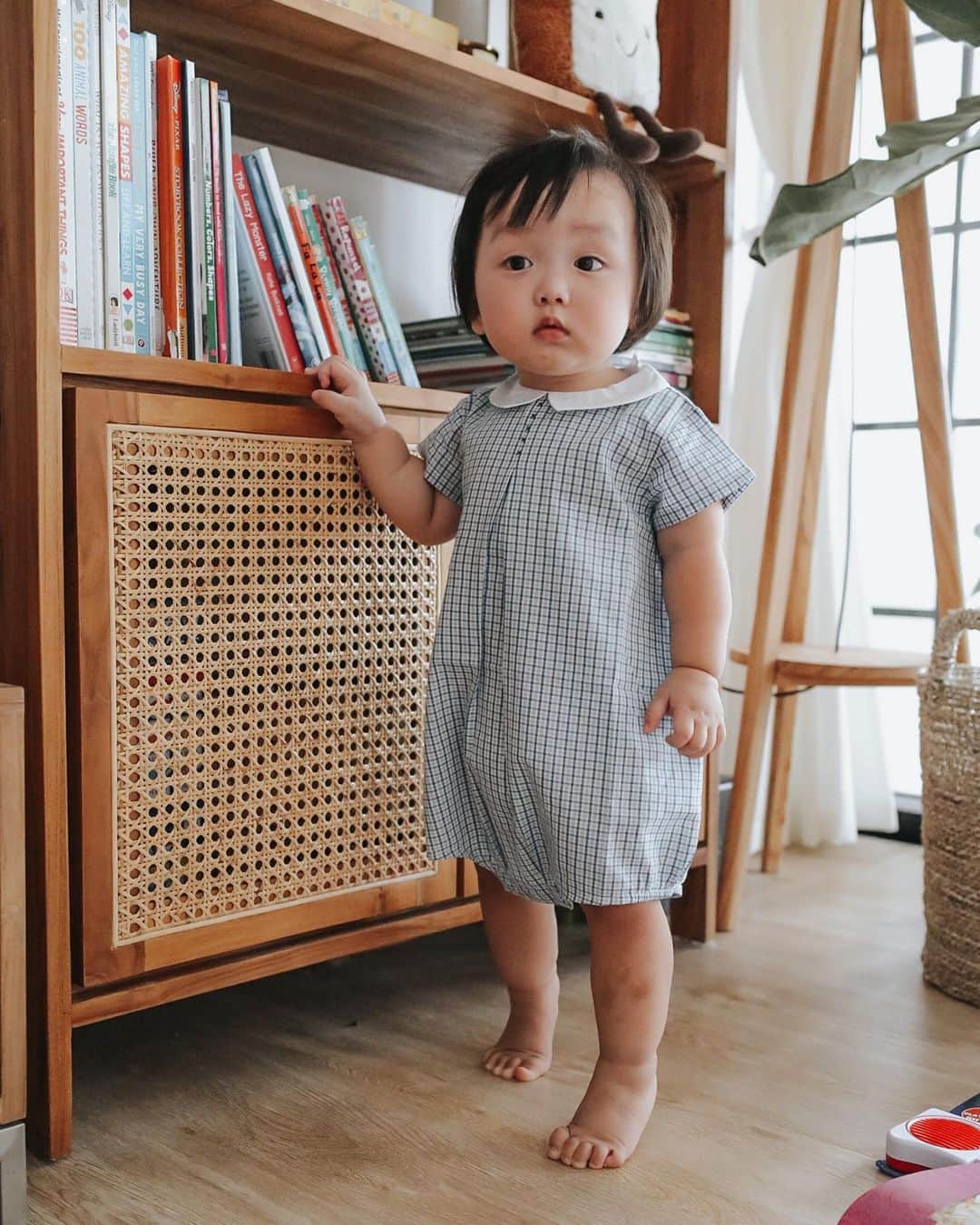 MOMOツインズのインスタグラム：「Our little bookworm. Every morning after breakfast, we’ll find him toddling to the shelf to pick out his own books. It has become a routine and so so adorable to watch! Some days he’ll come by and sit on my lap, wanting me to read to him. On other days, he prefers to explore the books on his own. His current favourites are The Jungle Book, Bunny Breaths, Bugs and Minibeasts, Dear Zoo and Peekaboo Penguin. Hoping that this blossoms into a life-long love for reading!  #luke  Bookshelf and lamp from @rooma_sg Books from @times.reads」