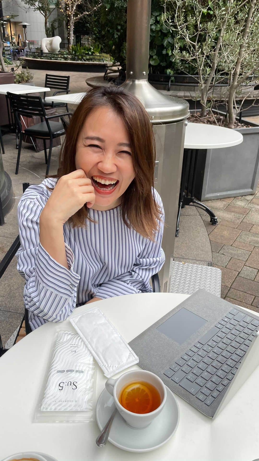 増山敬子のインスタグラム：「ストーリーでつけてたマスク どこのー？って お問い合わせが多かったので @yaya_products  の#yayaマスク ＊ まず口紅が本当につくのが嫌なのと、 マスクって息苦しくて。。 そして毎日つけるものになっていますが 布マスクもつけますが、仕事の時との使い分けをしていて、 ５層フィルターなので通常の3層マスクに比べるとウィルスなどの侵入を しっかりガードしてくれるので、接客業の仕事の私には嬉しい。 （そして毎日つける人は本当に肌荒れがつらいって言っていてその原因は、抗菌剤とか不純物が原料に入っているものは人によっては#肌荒れ 、気分を害することもあるので素材も大事です）  ちなみにこのマスクの特徴が#高密着立体カバー 口元に隙間をちゃんとつくってくれて、肌に接する面はしっかり密着。隙間を防ぎ メガネによる曇りも軽減っていうところもよき！  スタイリストさんから教わったんですが、 どうしても人と接しなければいけない職業の人は マスクについて、細かく学んでいる人も多いので、 教えてもらって本当に助かりました！  毎日の生活で必需品になっているので 本当にいいな。って思えたものは情報を共有！ だってマスクって無限大に沢山あってそして細かい知識って 実際、消費者の私たちには買うときどこをポイントにしたらいいのかって なかなか難しいもんね。 PS携帯一番新しいやつで撮ってもらったらシミとかまでわかっちゃう鮮明さ😱😱やばいっー！！！色々ごまかせないやん😵 じゃ、おやすみ！ 「Suː5(スー)」  #マスク女子#マスク肌荒れ対策#販売#接客業#アラフォーママ#アラフォーファッション#カフェ巡り好きな人と繋がりたい#マスクにつかないリップ#立体マスク#通販#丸の内カフェ#手土産にオススメ#働くママ #働く女性 #シングルマザー」