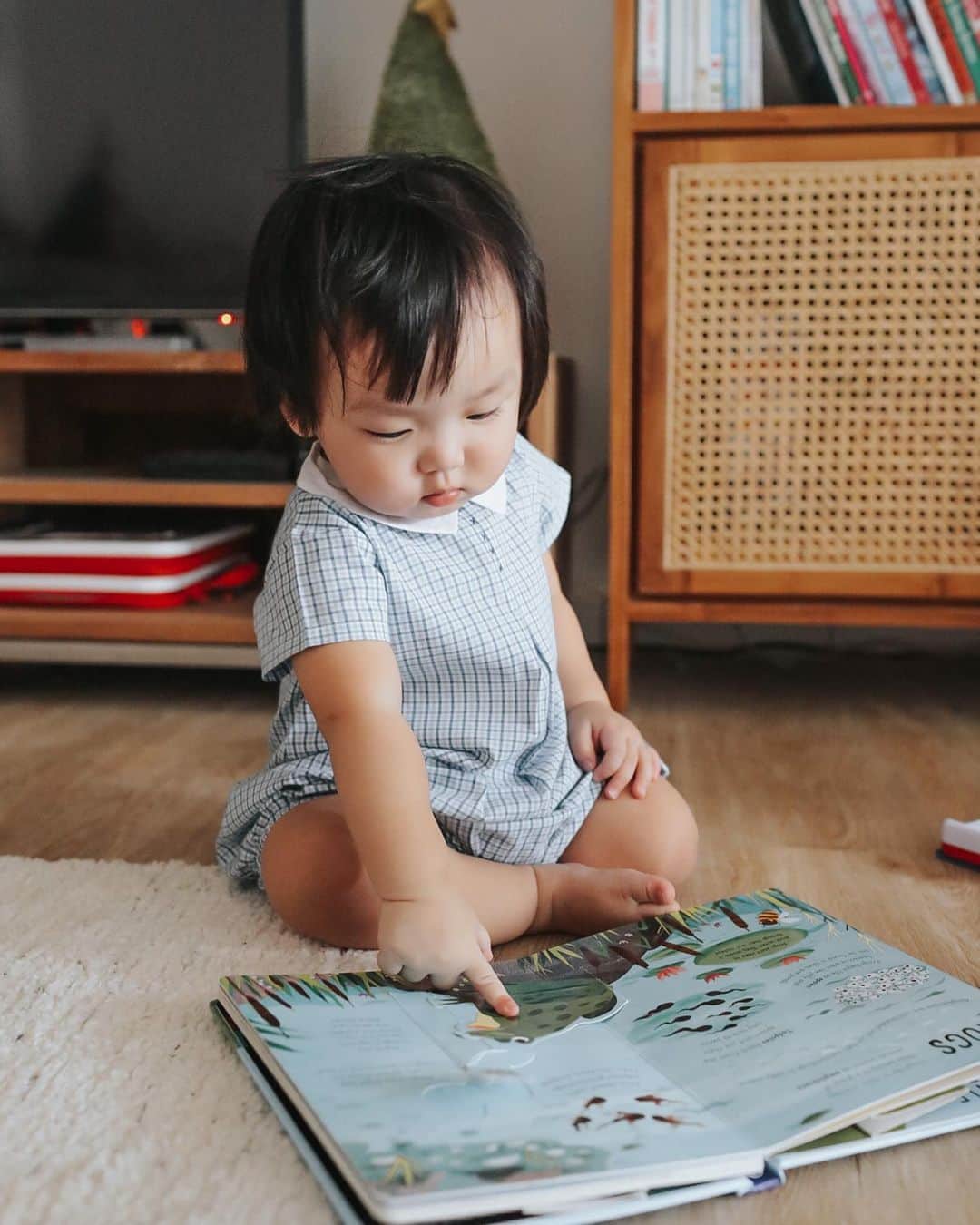 MOMOツインズさんのインスタグラム写真 - (MOMOツインズInstagram)「Our little bookworm. Every morning after breakfast, we’ll find him toddling to the shelf to pick out his own books. It has become a routine and so so adorable to watch! Some days he’ll come by and sit on my lap, wanting me to read to him. On other days, he prefers to explore the books on his own. His current favourites are The Jungle Book, Bunny Breaths, Bugs and Minibeasts, Dear Zoo and Peekaboo Penguin. Hoping that this blossoms into a life-long love for reading!  #luke  Bookshelf and lamp from @rooma_sg Books from @times.reads」1月26日 23時53分 - leialauren