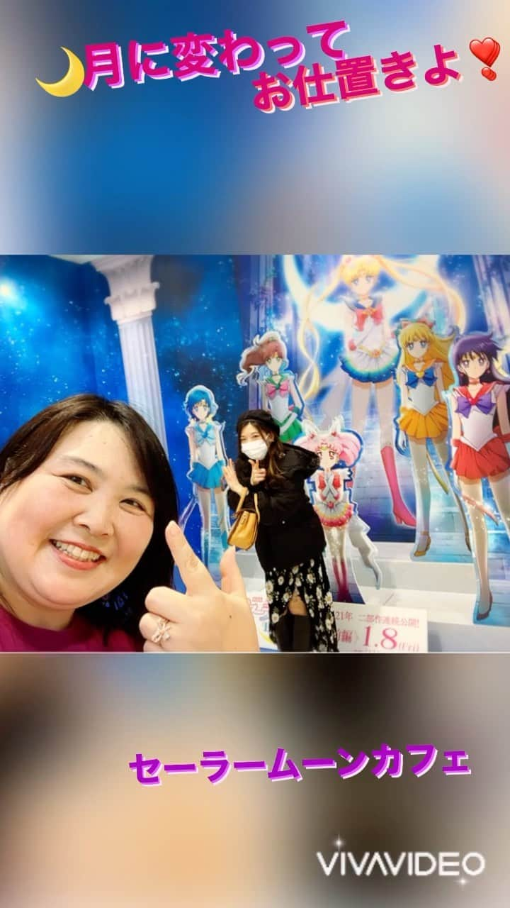 まんまるともぴーのインスタグラム：「2021年に劇場版 『美少女戦士 セーラームーンEternal』が 2部作連続で公開される ことを記念して  @qs.mall  あべのcontact キューズモール４階に 期間限定のコラボカフェ  【セーラームーンカフェ】が オープンしたとのことで  セーラームーン世代 ドンピシャ✨な 娘ほど年齢の違う とっても可愛いゆらさん💞に お誘いいただき  実は実はセーラームーンを 1度も見たことないケド 可愛いモノ大好きで 知らないものの惹かれてたので  めちゃめちゃ楽しみに カフェ参戦してきましたよ😆💓  《ゆらさんは韓国カフェ イムゴコル  @imugocoru   で、ときめき可愛い 一目惚れスイーツ あんフラワーケーキや 韓国スイーツを作られてます☺️💕》  キューズモール内に セーラームーンの とても綺麗なポップがあったり  お店の前の壁にも キャラクターが描かれていて 入る前からワクワク💓 テンション上がってきます😆🌙✨  列に並んでいる間に カフェメニューを選ぶのですが どれもお洒落で可愛いものの  うさぎちゃん🐰しか 知らないわたしが選ぶのも なんだかなぁ😆💦なので  ここはゆらさんにお任せで 可愛いドーナツ🍩とドリンクを チョイスしてもらいました😁❤️  店内に案内してもらい 荷物を置くと他のお客さん達も 一斉に移動して  写真を撮ったり グッズコーナーを物色したり トレードをしても良いそうで  全然知らないわたしでも いろんなグッズが欲しくなる程 可愛くてときめいちゃうので  ファンならとても たまらないだろうなぁって😁💓  カフェメニューが運ばれてくると やっぱテンションアガりますね😆💕  フツーのドーナツ🍩に 猫耳がついてるだけで ホントもう可愛くて😁❤️✨  《わたし》 🌙ルナの黒ゴマペースト 　　　　　　　ドーナツ 🌙うさぎのEternalソーダ  《ゆらさん》 【前半】アマゾン・トリオの 　　　　　　３色パフェ  パシャパシャ写真撮影しながら セーラームーンについて ゆらさんからいろいろ 教えてもらって☺️💕  絶対見たらわたしめちゃんこ ハマっちゃうなぁって😆💓🌙 じっくりいつか見てみよう😁✨  グッズもホントかわゆいものが たくさんあって 見てると欲しくなっちゃうね😆  行く前から唯一知ってる 『セーラームーン伝説』の 歌がアタマん中で エンドレスリピート状態😁♬  小さな頃からお姫様や👸 キャンディキャンディ 魔女っ子🧙‍♀️🦹‍♀️シリーズなど 大好きだったので  いくつになっても 『好き❤️』は 変わらないコトを実感☺️💕  男の子ならヒーローシリーズ 🦸‍♂️🦸‍♀️ 女の子ならお姫様👸🏰  いつの時代もみんなが 大好きだったアニメや 物語って絶対ハマっちゃうよね😉❣️  皆さんがハマったヒーローや ヒロインはどんなのだったか 是非ゼヒ教えてくださいね🤗💓  セーラームーン大好きな方❣️ ゆらさんのお店イムゴコルで  @imugocoru   オーダーメイドで あなたの大好きな セーラームーンのキャラケーキ 作ってもらえちゃいますよ😻💘✨  是非ゼヒあの頃の少女時代に 戻ってみませんか☺️💖  お問い合わせはこちらから💁‍♀️ 【韓国カフェ🇰🇷イムゴコル】  @imugocoru  ゆらさんまで💌  💁‍♀️まんまるともぴー♡ ぶらり関西グルメレポーター  #関西  @manmarutomop  見た目にお腹に美味しいご飯🍱 また行きたいオススメのお店や 使って良かったコスメや雑貨💄 お得な商品情報を発信中‼️  #食レポ #グルメライター  follow me💞  ＠manmarutomop  #人生楽しんだもん勝ち  #セーラームーンカフェ  #セーラームーン  #セーラームーングッズ #セーラームーン世代  #セーラームーンコラボ  #セラムン #sailormooneternal  #コラボカフェ #セーラームーン好きと繋がりたい  #セーラームーン好きな人と繋がりたい  #大阪カフェ #大阪カフェ巡り  #コンセプトカフェ #あべのキューズモール  #あべの  #天王寺カフェ  #天王寺カフェ巡り  #スイーツ巡り #お洒落カフェ #劇場版セーラームーン  #美少女戦士セーラームーン  #美少女戦士 #期間限定スイーツ  #期間限定ショップ」