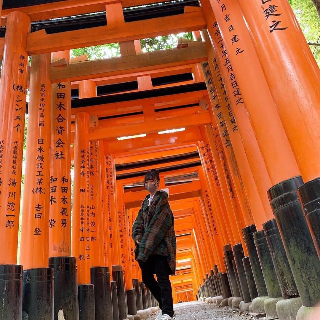 尾野寺みさのインスタグラム：「﻿ ﻿ #京都 #伏見稲荷﻿ #神社 #鳥居 ﻿ ﻿ #お団子 #ヘアアレンジ #ロングヘア﻿ #アップヘア #ヘアセット #おくれ毛﻿ ﻿ #ALTERNATIVE #アウター﻿ #狂愛商店 #パーカー﻿ #antiqua #パンツ﻿ #onitsukatiger #靴 #スニーカー #厚底」