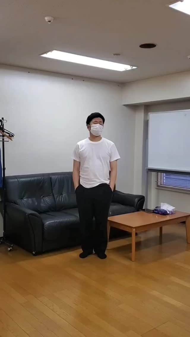 太田芳伸のインスタグラム：「【ドリルしないversion】 吉田君がイライラしてましたが最後は仲良く踊ってくれました。  先週の新喜劇の合間でした～  #よしもと #吉本新喜劇  #新喜劇  #吉田裕  #太田芳伸  #もりすけ  #伊丹祐貴  #けんたくん  #tiktok  #出来ないおじさん #リール」