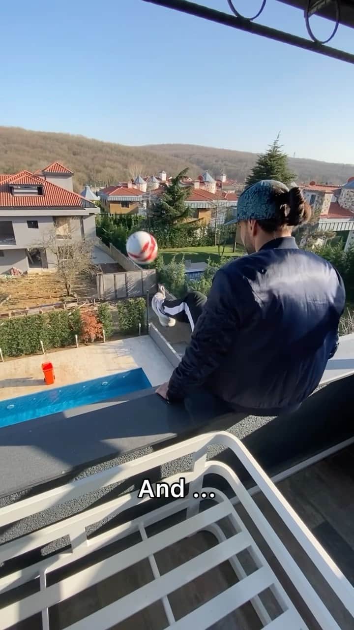 ショーン・ガルニエのインスタグラム：「Part 2 : I got it !! ⚽️🔥 Finally guys 🤯 #Football #Trickshot #Urbanballer #Motivation #NeverGiveUp」
