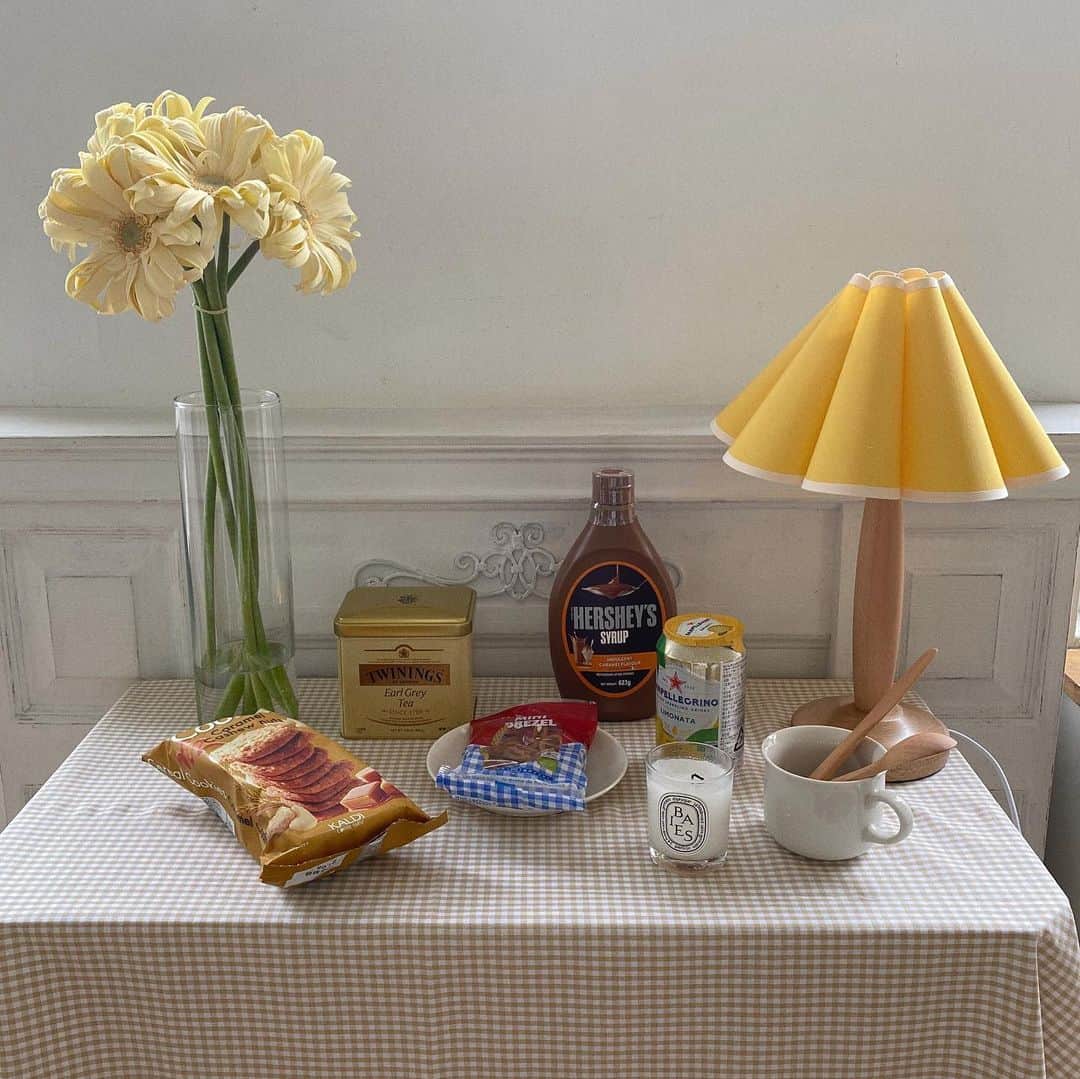 河﨑莉奈のインスタグラム：「今日のberinの撮影空間が 可愛すぎた、、🍋💛🌼✨ @berin__official   この可愛い空間は全てアンナちゃんが1から作ってくれました🥨🧁　@xxchannaelxx   ミーナはいつもナイスカメラマンありがとう💛🙏🏻 @minakawasaki」